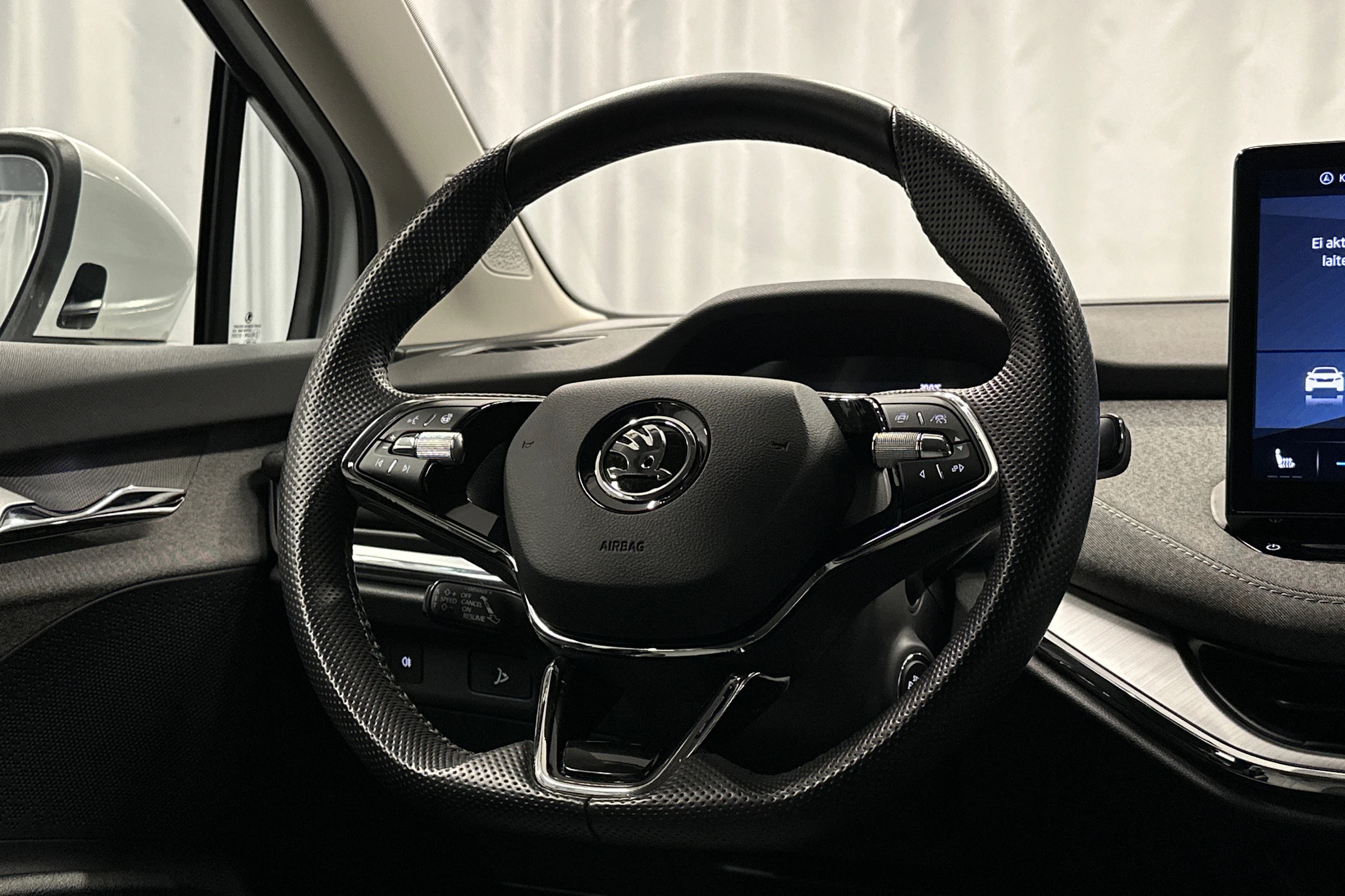 valkoinen Skoda Enyaq 2022 kuva 16.