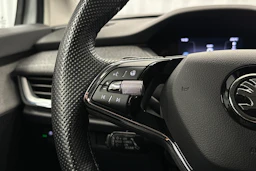 valkoinen Skoda Enyaq 2022 kuva 17.