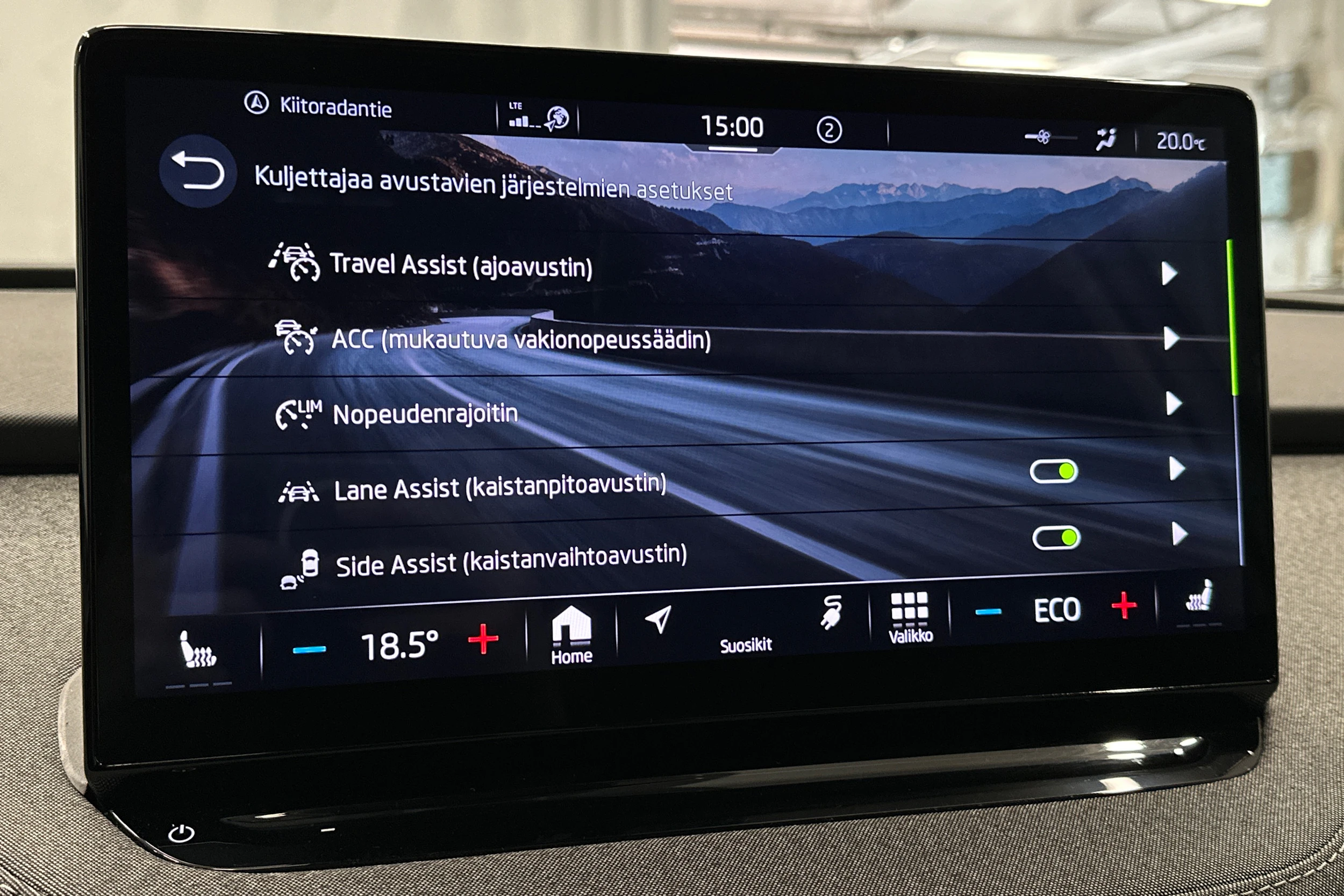 valkoinen Skoda Enyaq 2022 kuva 22.