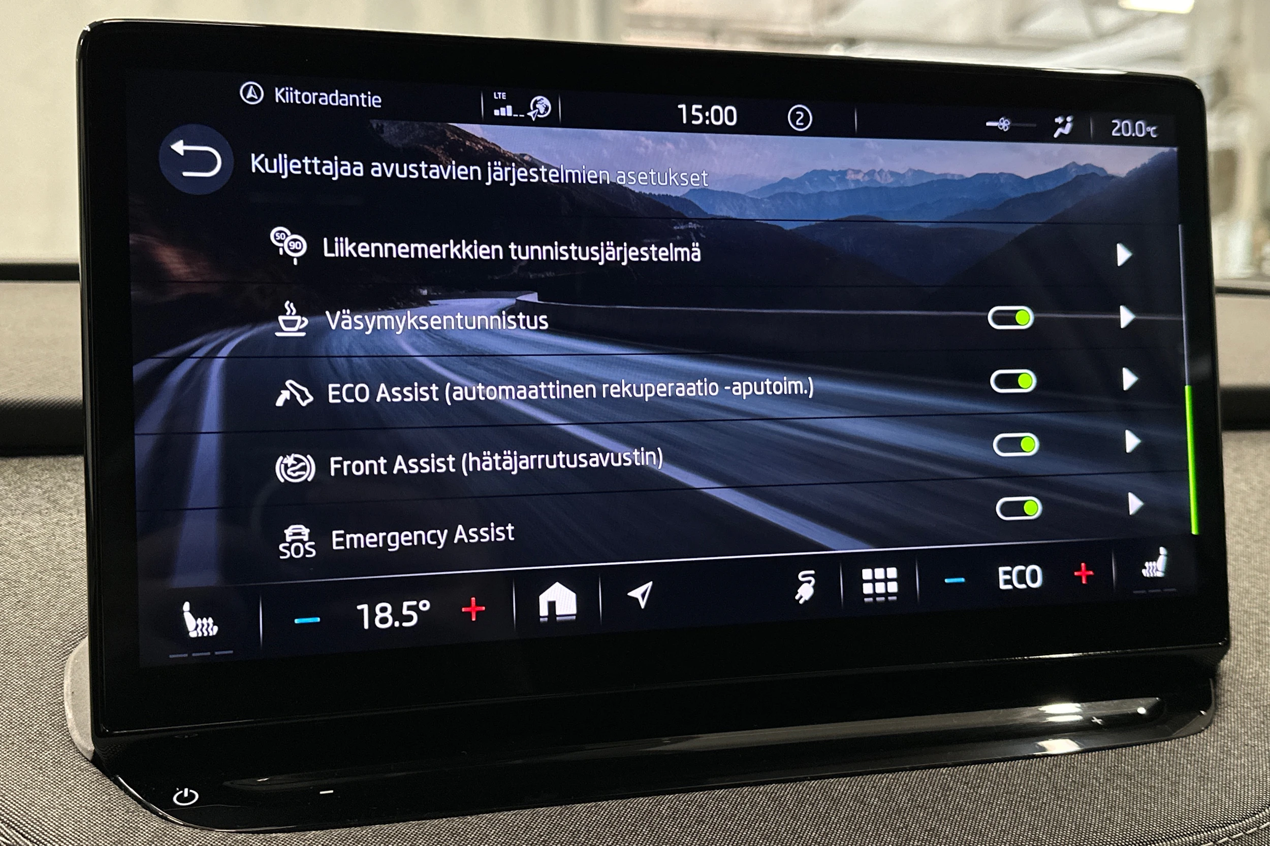 valkoinen Skoda Enyaq 2022 kuva 23.