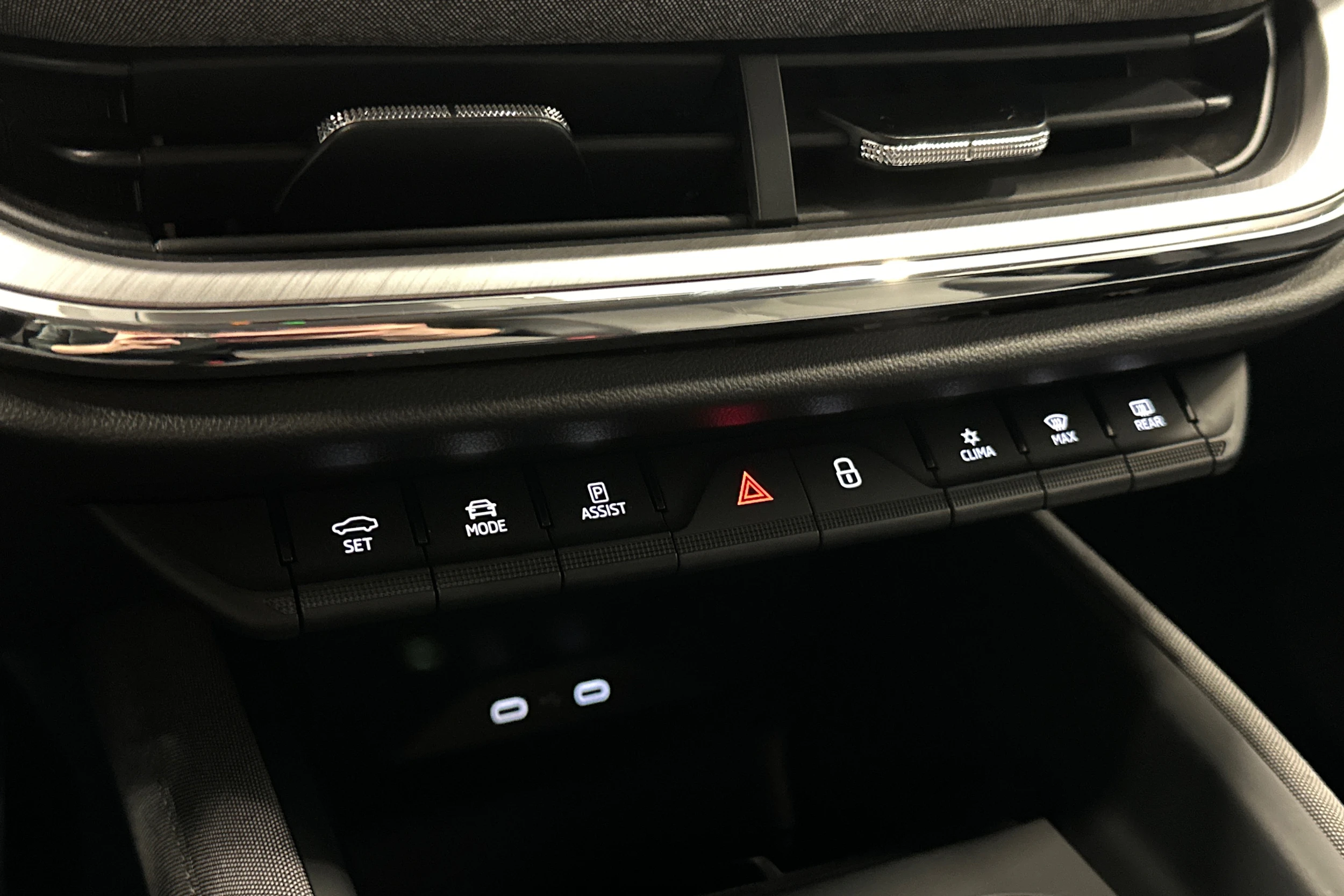 valkoinen Skoda Enyaq 2022 kuva 28.