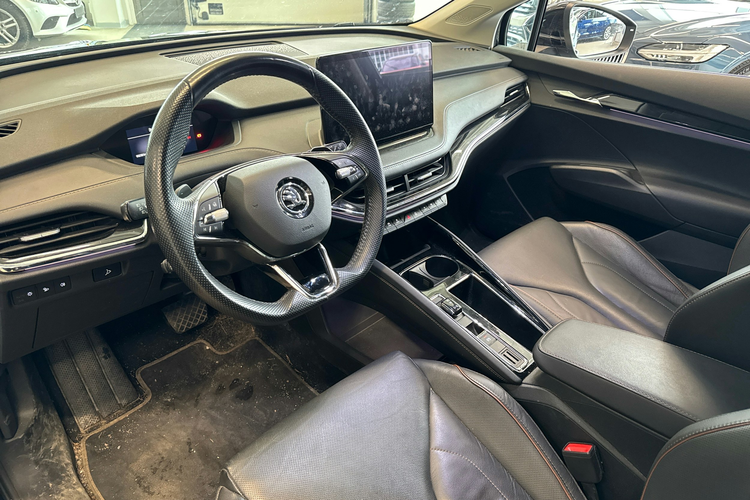 musta Skoda Enyaq 2022 kuva 3.