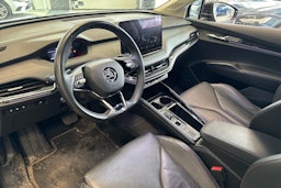musta Skoda Enyaq 2022 kuva 3.