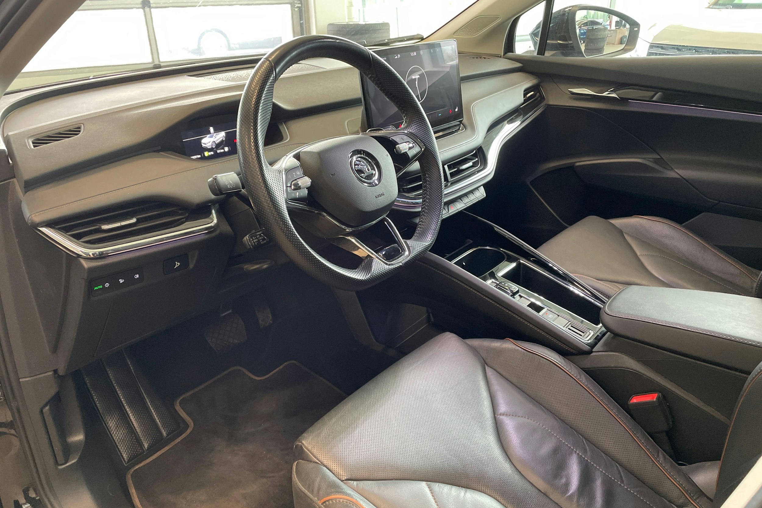 musta Skoda Enyaq 2022 kuva 6.