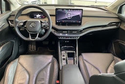 musta Skoda Enyaq 2022 kuva 7.