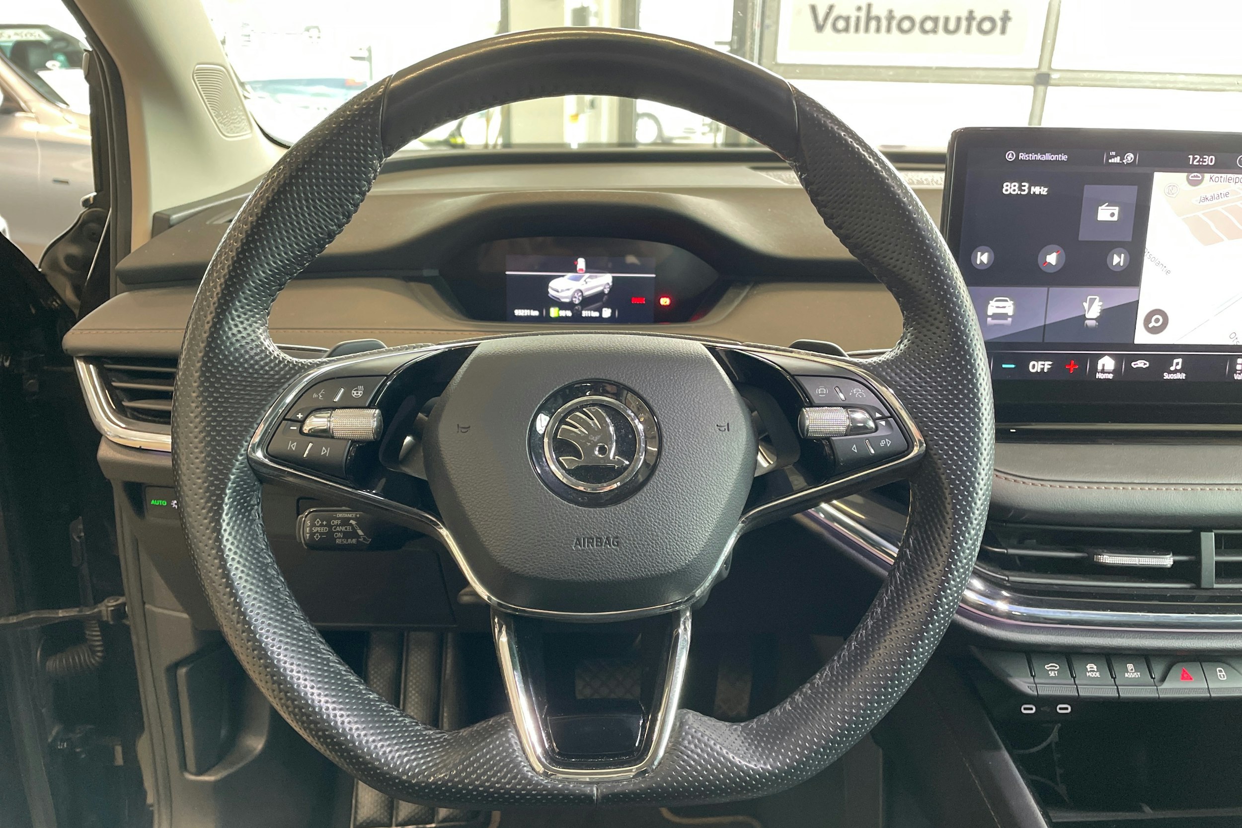 musta Skoda Enyaq 2022 kuva 15.