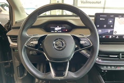 musta Skoda Enyaq 2022 kuva 15.