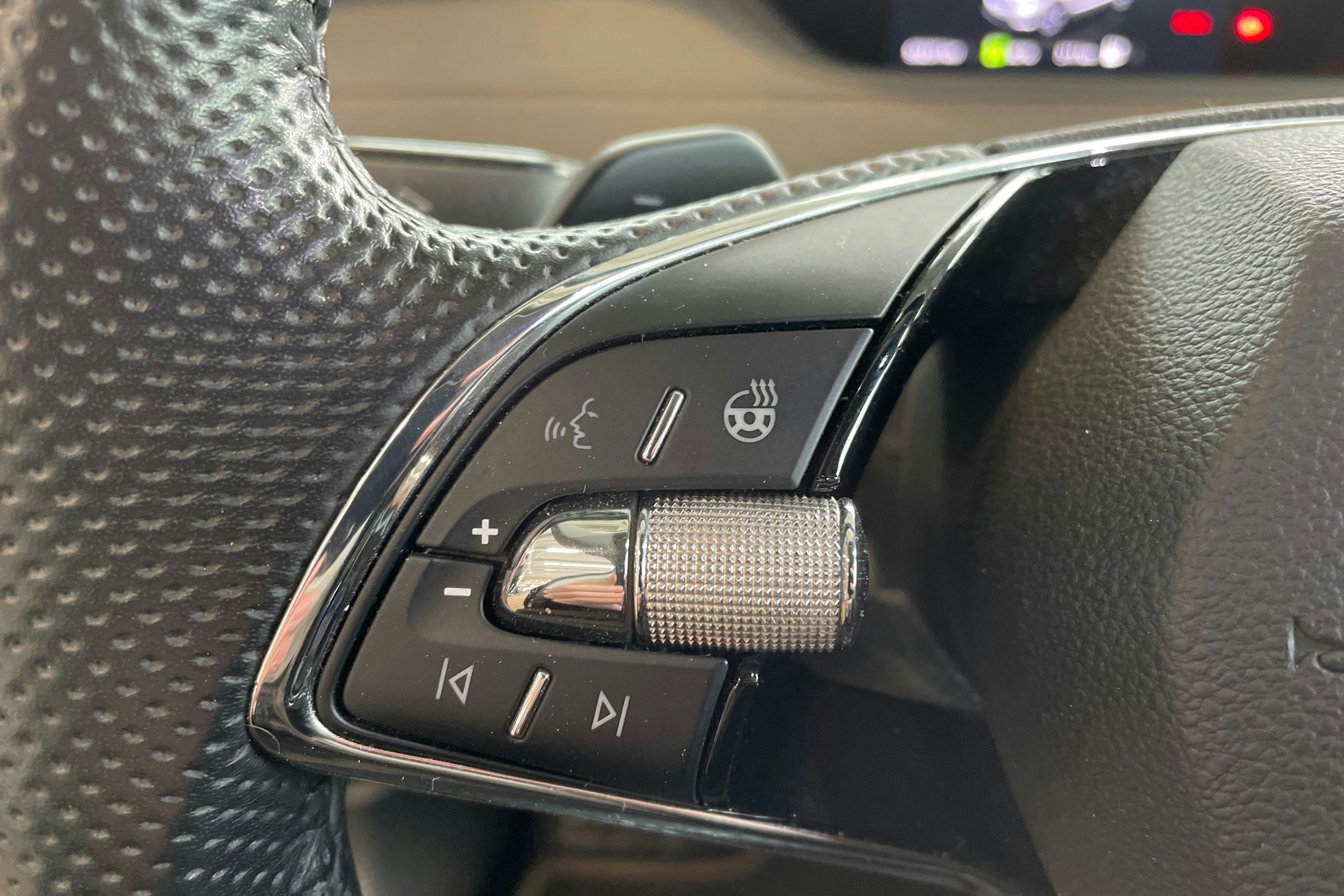 musta Skoda Enyaq 2022 kuva 16.
