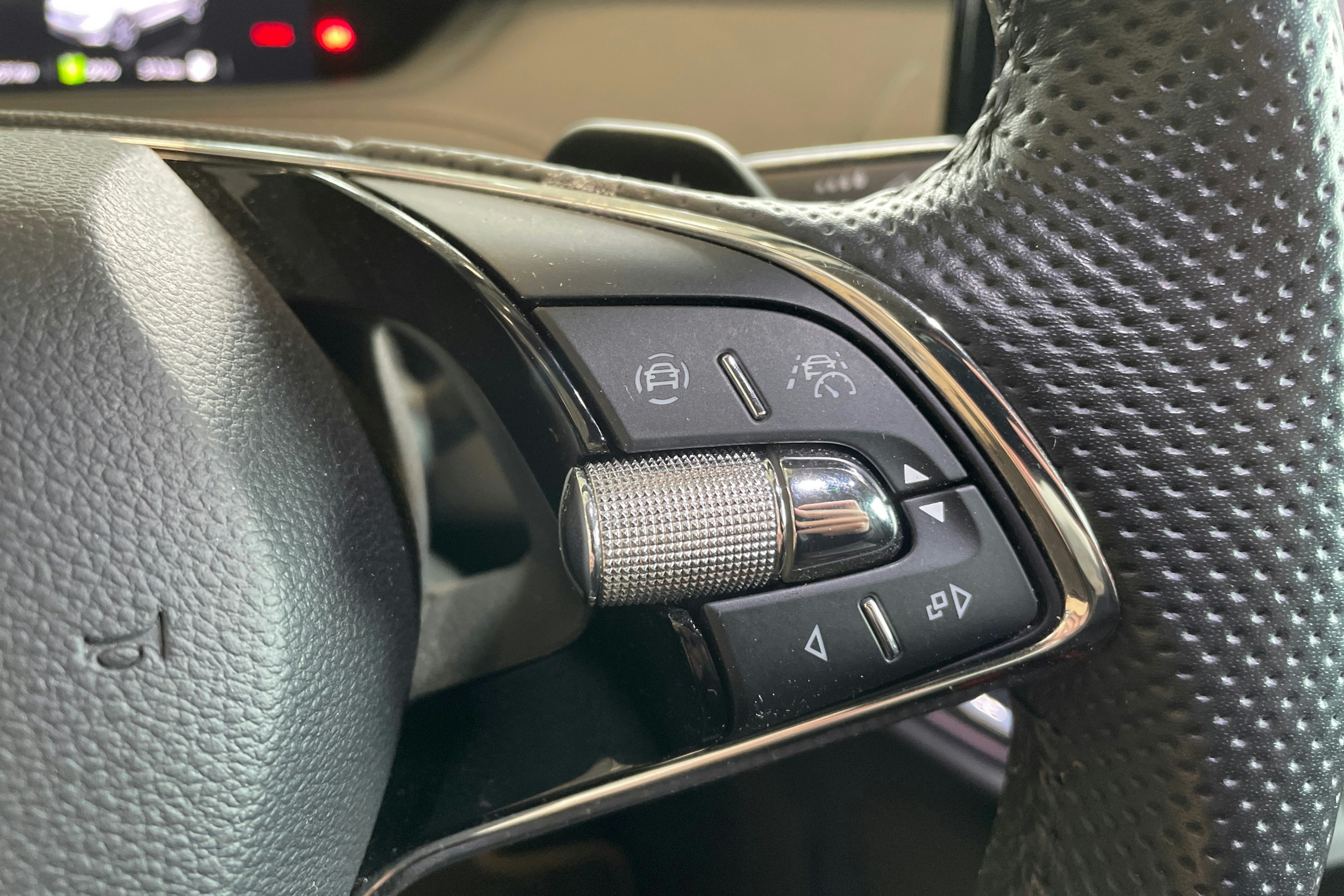 musta Skoda Enyaq 2022 kuva 17.