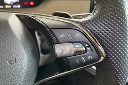 musta Skoda Enyaq 2022 kuva 17.