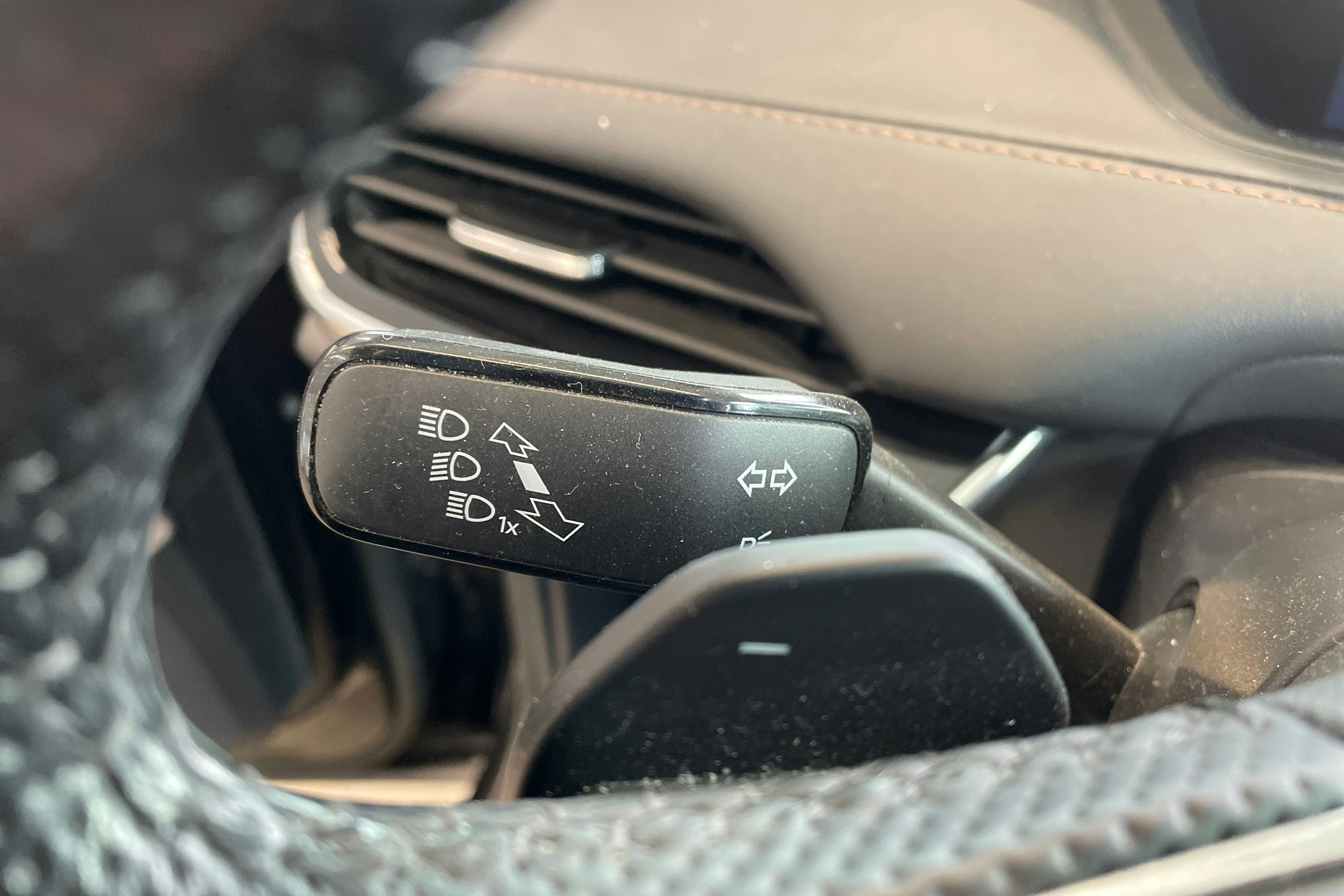 musta Skoda Enyaq 2022 kuva 18.