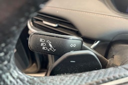 musta Skoda Enyaq 2022 kuva 18.