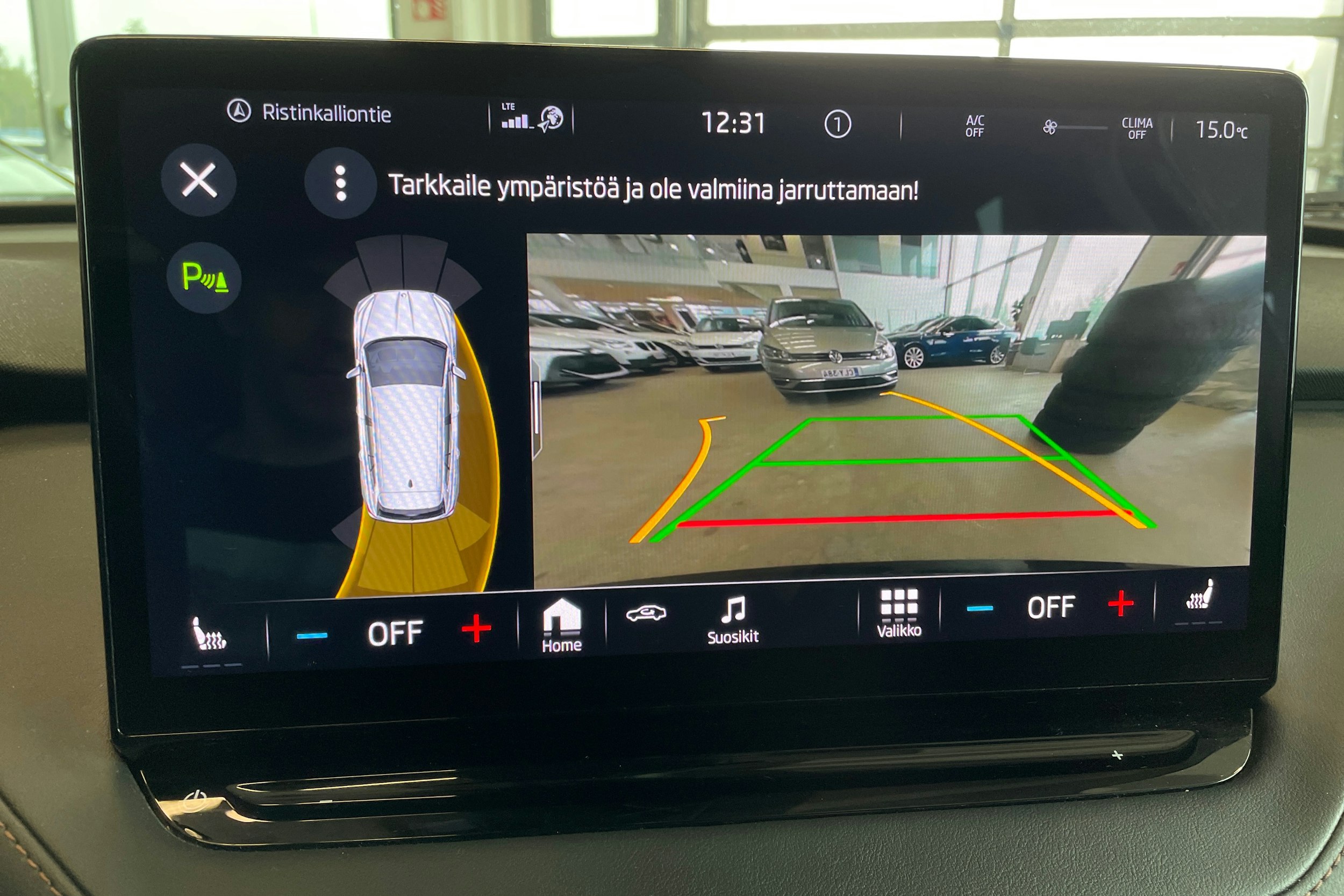 musta Skoda Enyaq 2022 kuva 21.