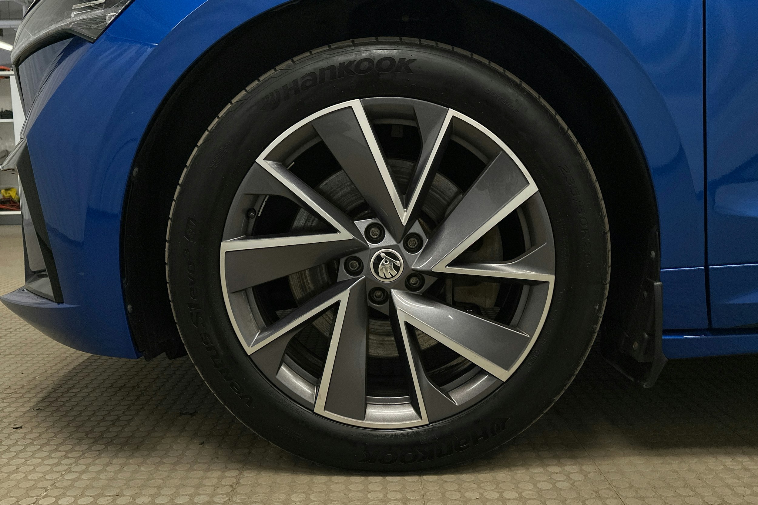 sininen Skoda Enyaq 2022 kuva 11.