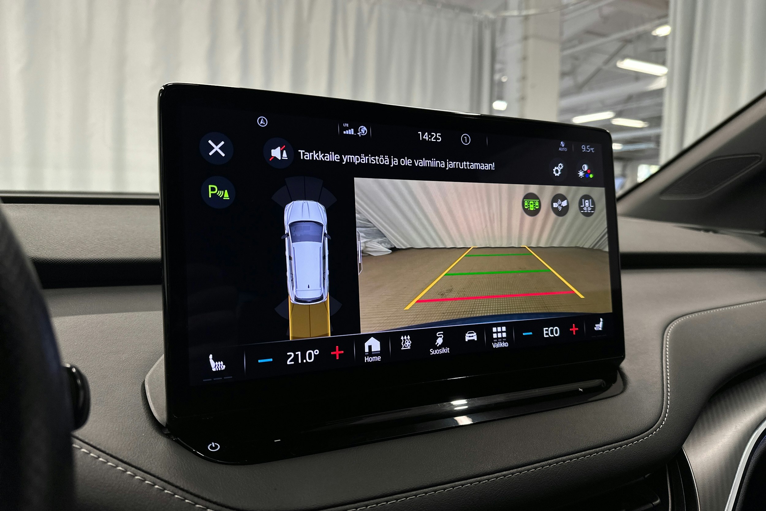 sininen Skoda Enyaq 2022 kuva 18.