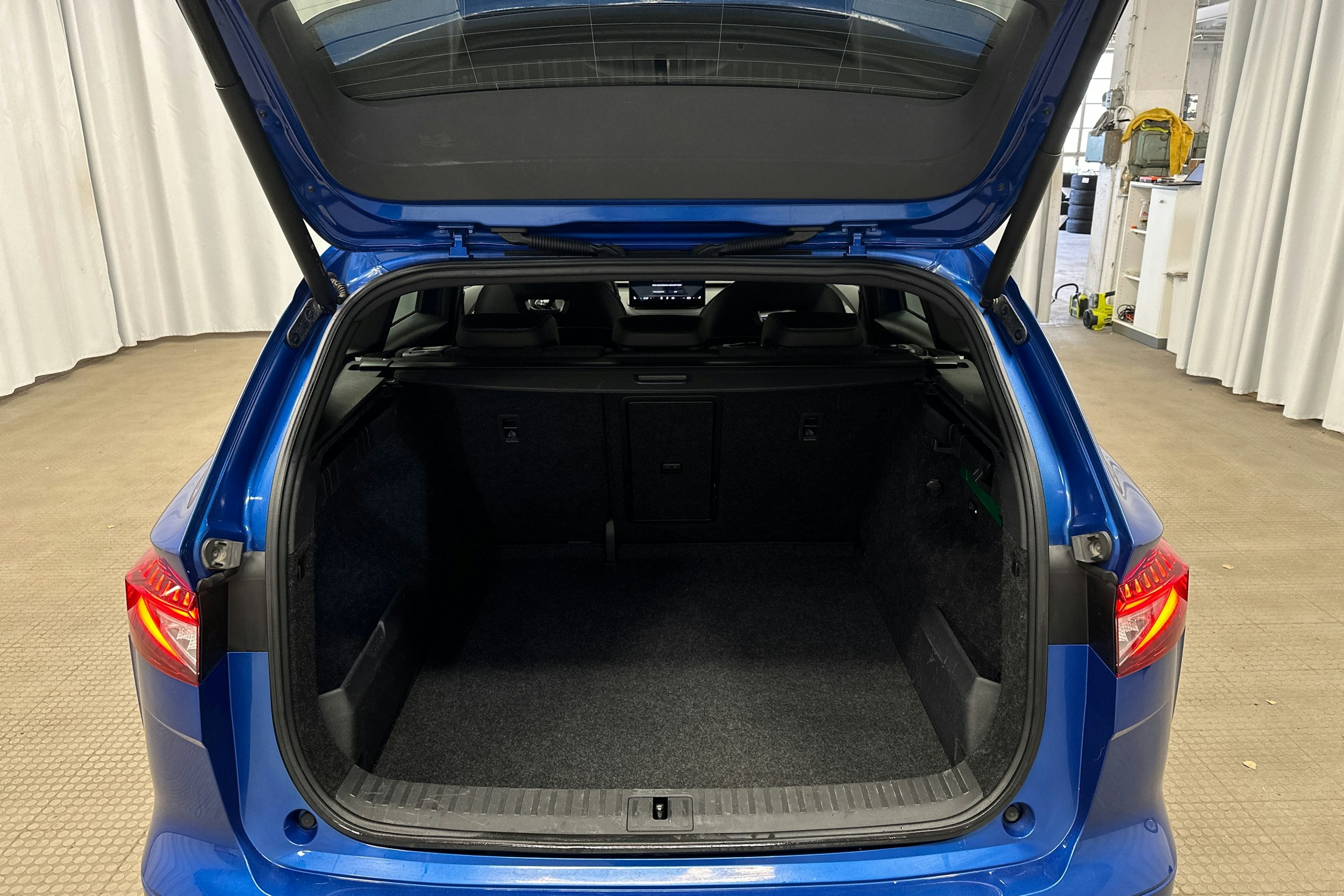 sininen Skoda Enyaq 2022 kuva 28.