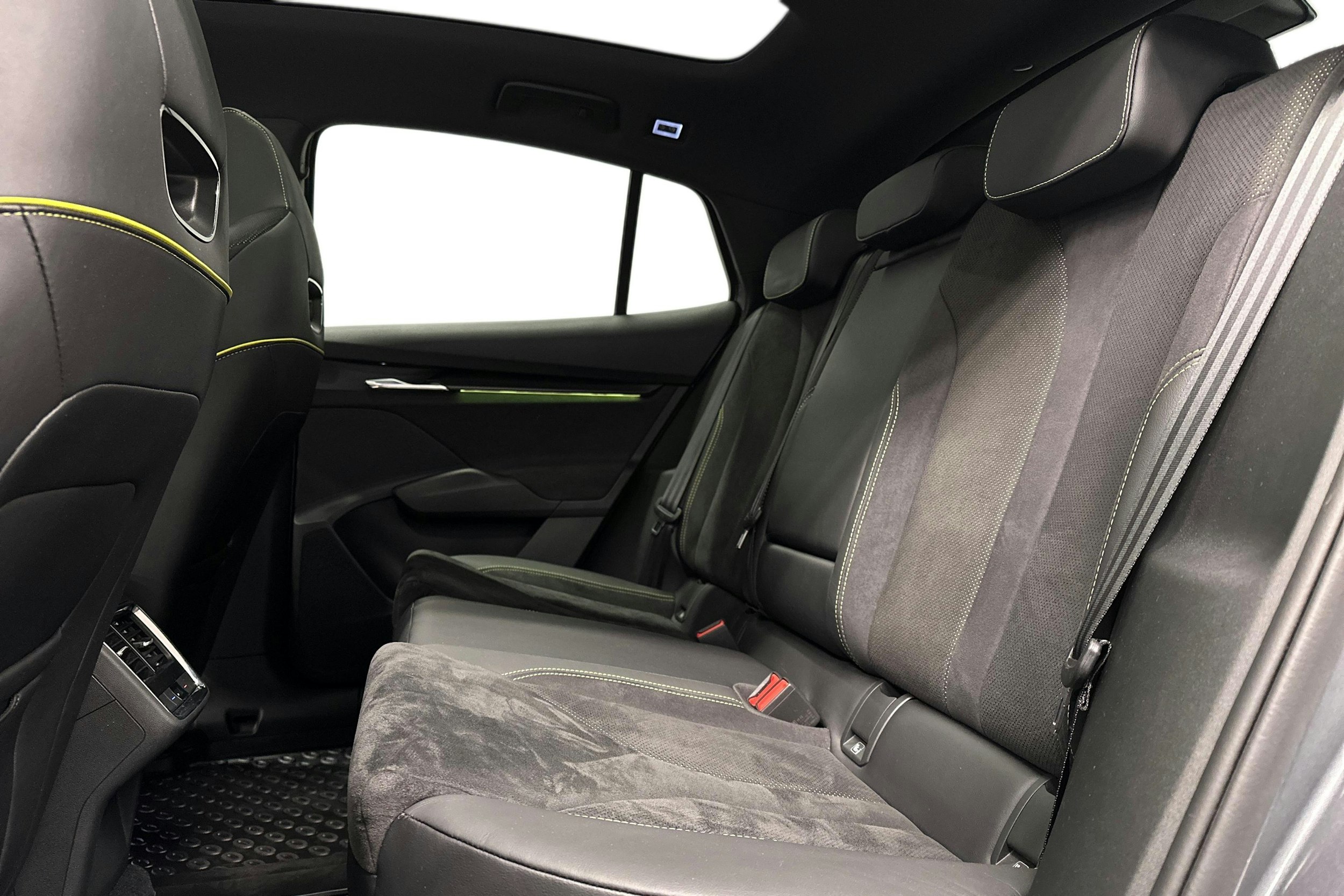 harmaa Skoda Enyaq 2022 kuva 10.