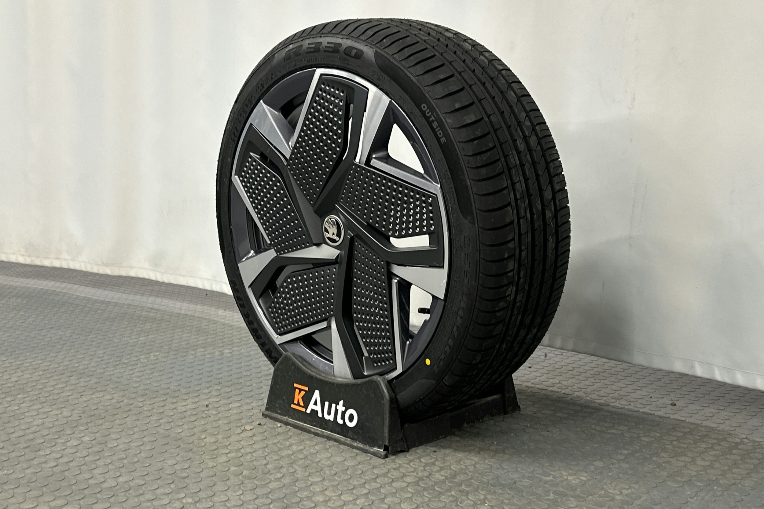 harmaa Skoda Enyaq 2022 kuva 13.