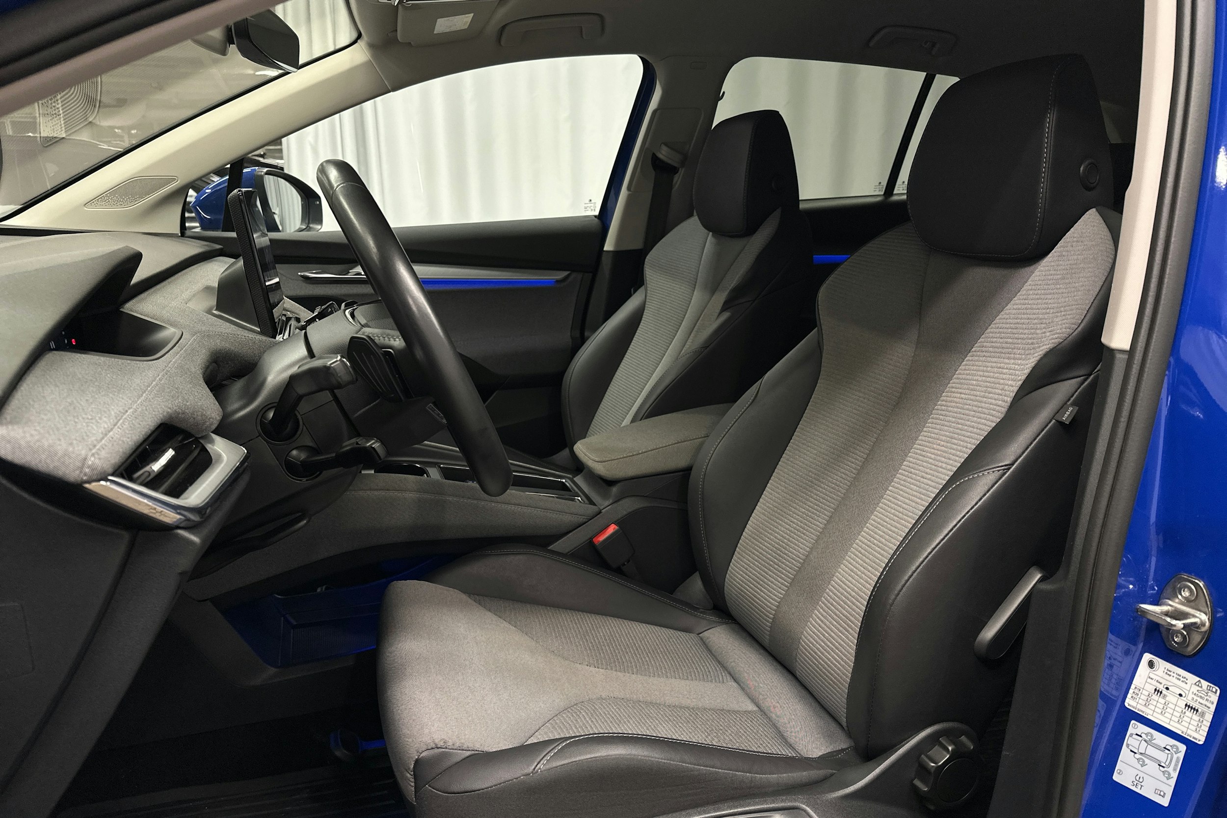 sininen Skoda Enyaq 2022 kuva 16.