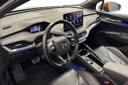 musta Skoda Enyaq 2022 kuva 7.