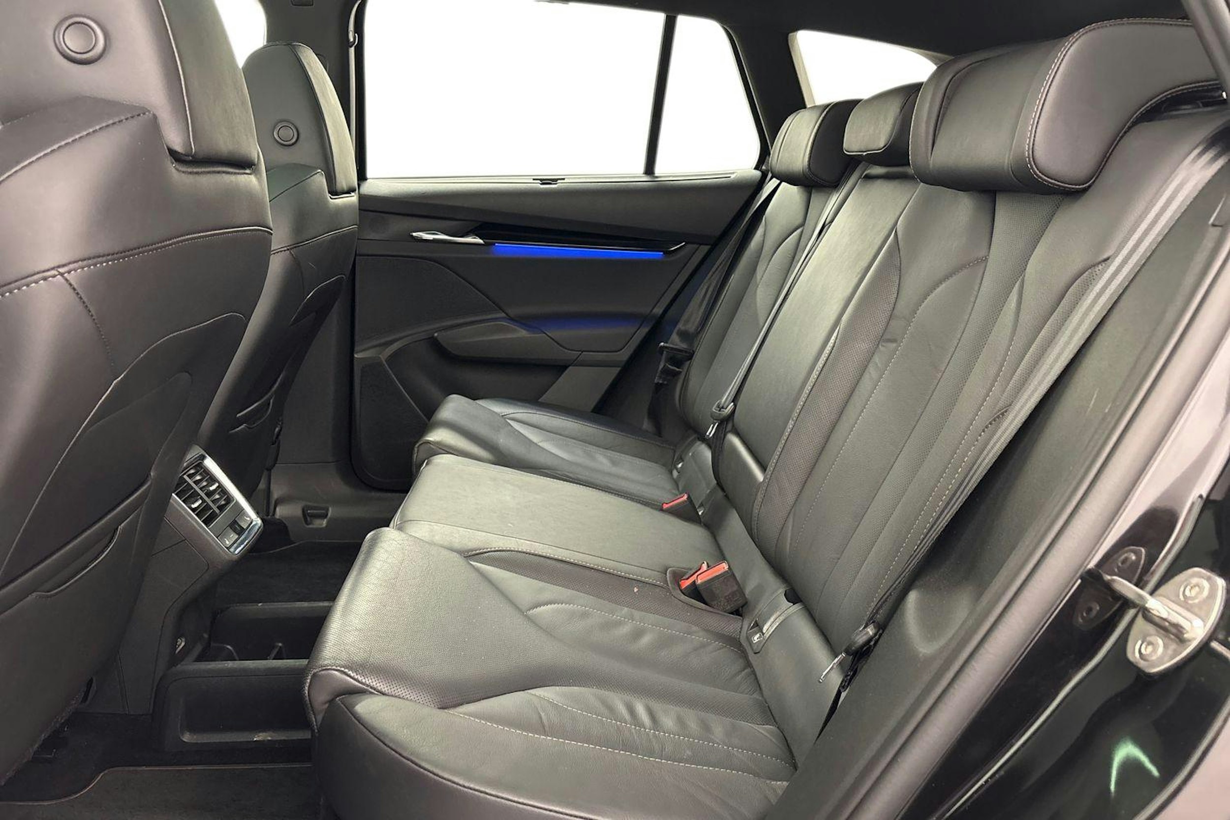 musta Skoda Enyaq 2022 kuva 10.