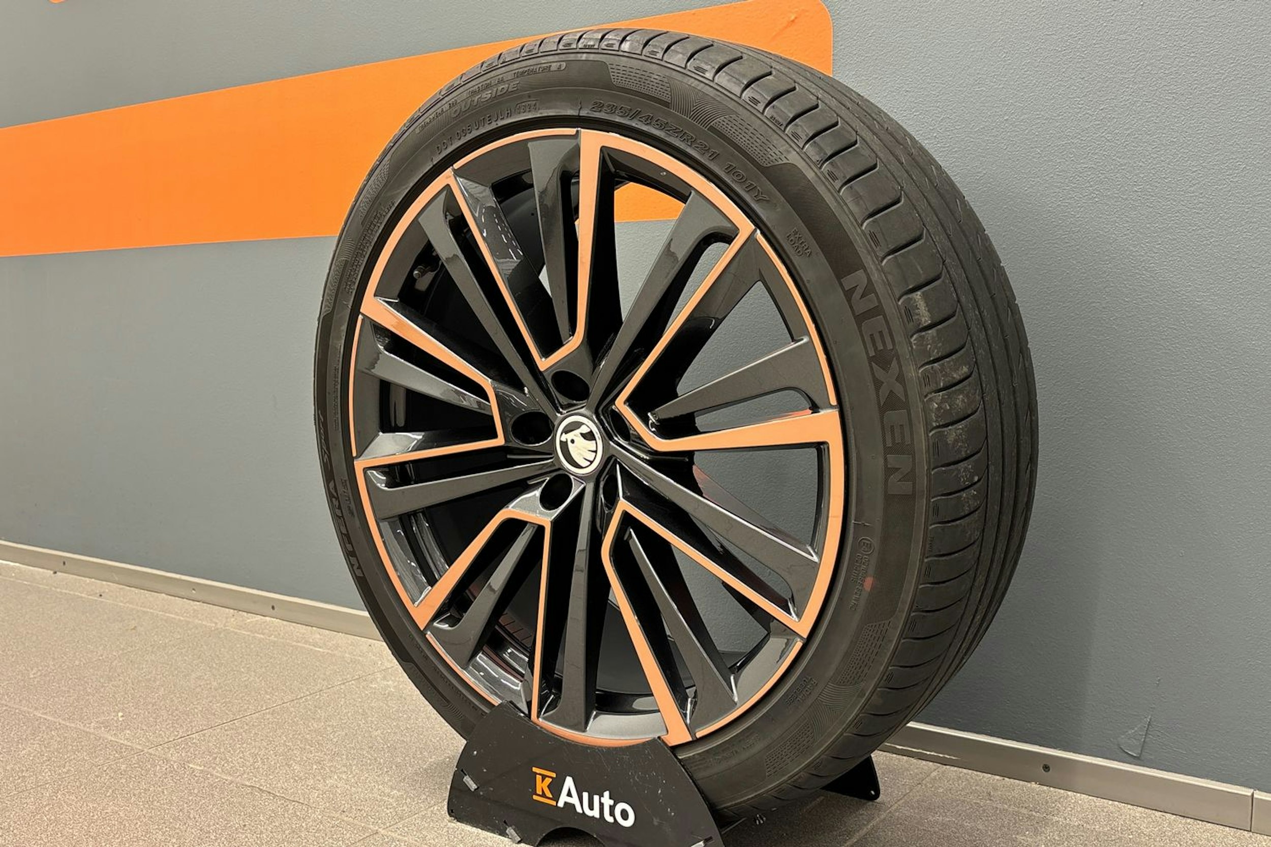 musta Skoda Enyaq 2022 kuva 13.