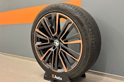 musta Skoda Enyaq 2022 kuva 13.