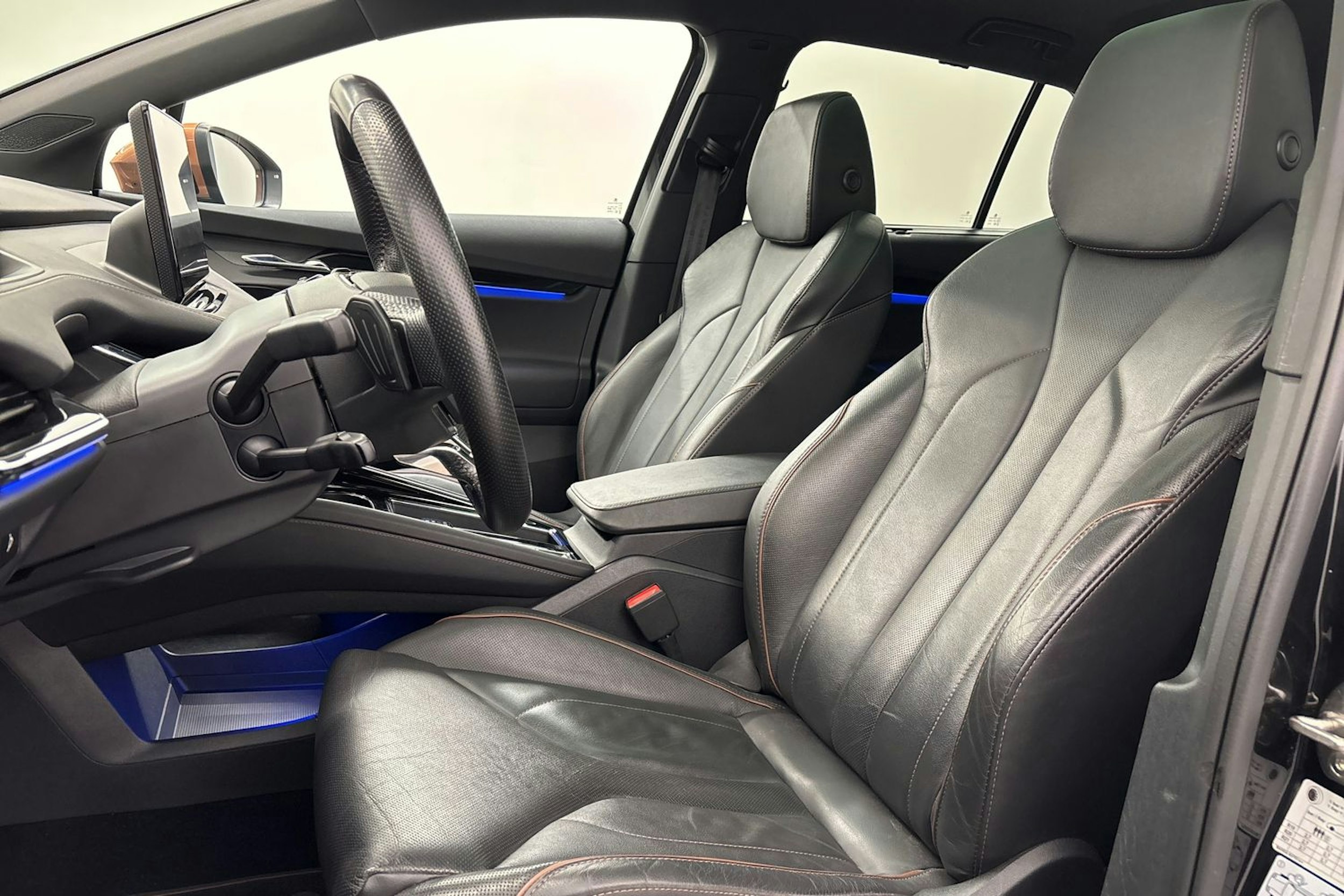 musta Skoda Enyaq 2022 kuva 14.