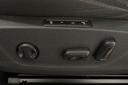 musta Skoda Enyaq 2022 kuva 15.