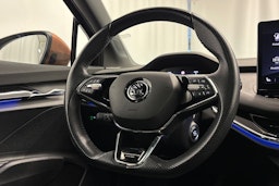 musta Skoda Enyaq 2022 kuva 16.
