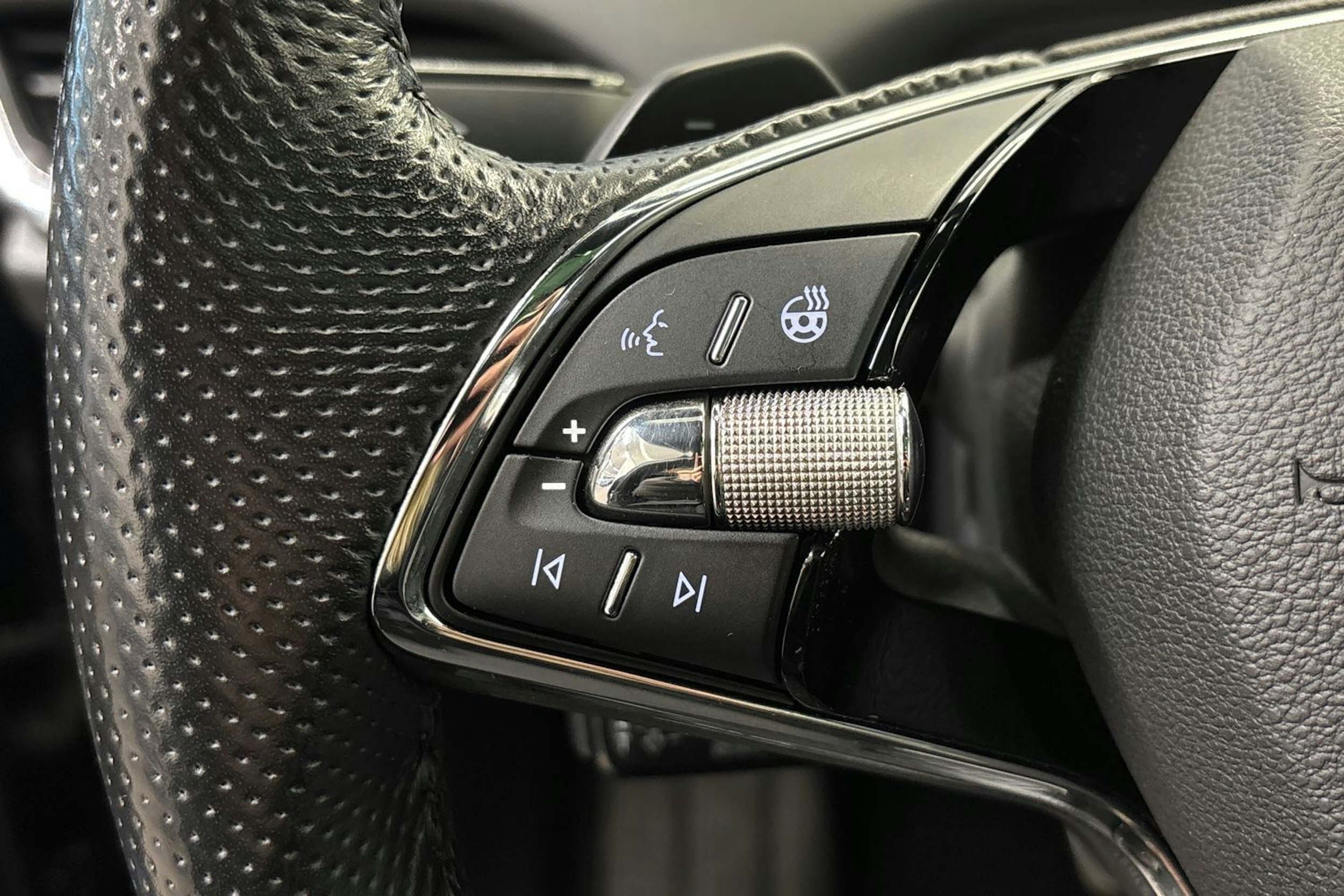 musta Skoda Enyaq 2022 kuva 17.