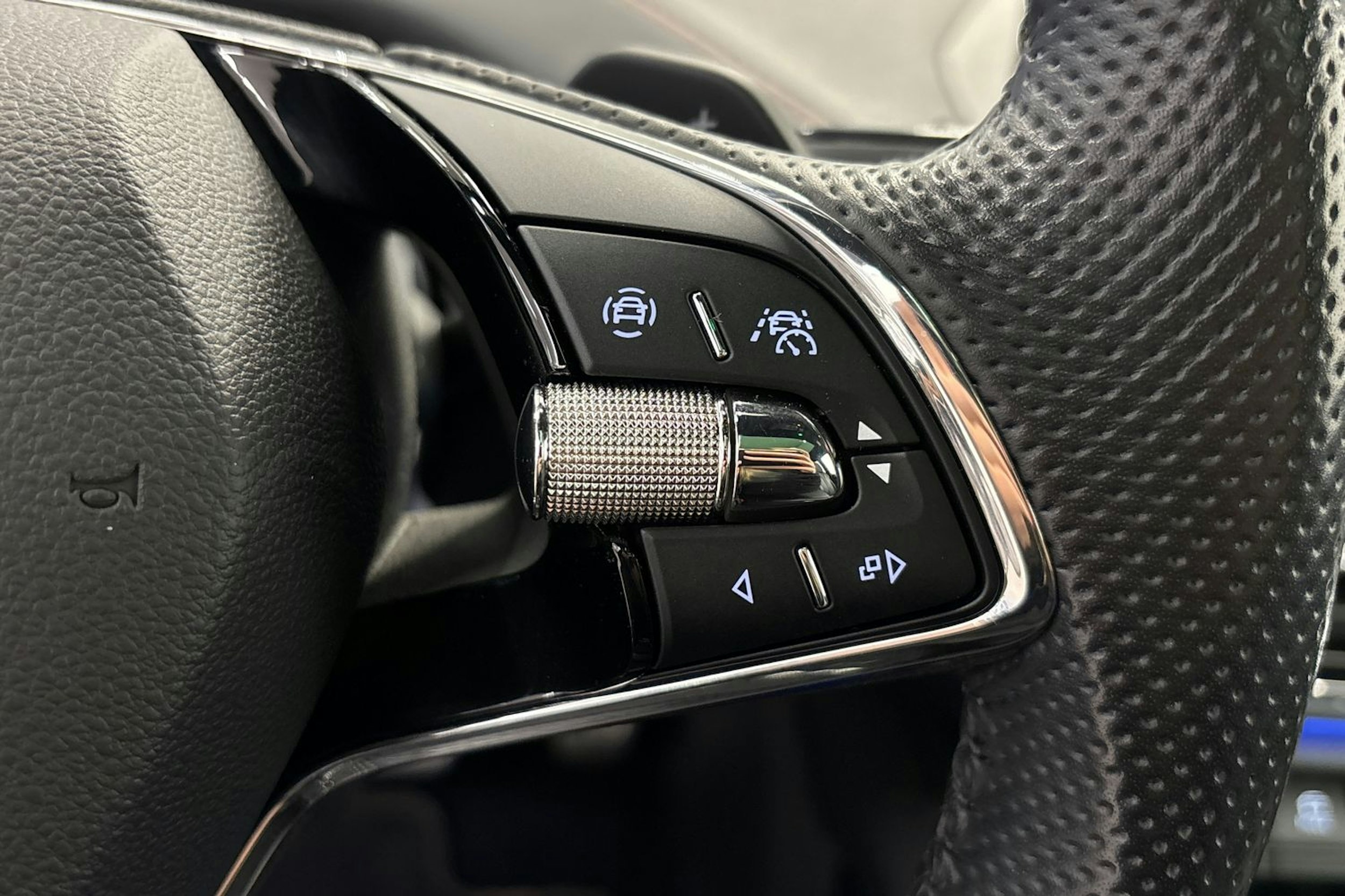 musta Skoda Enyaq 2022 kuva 18.