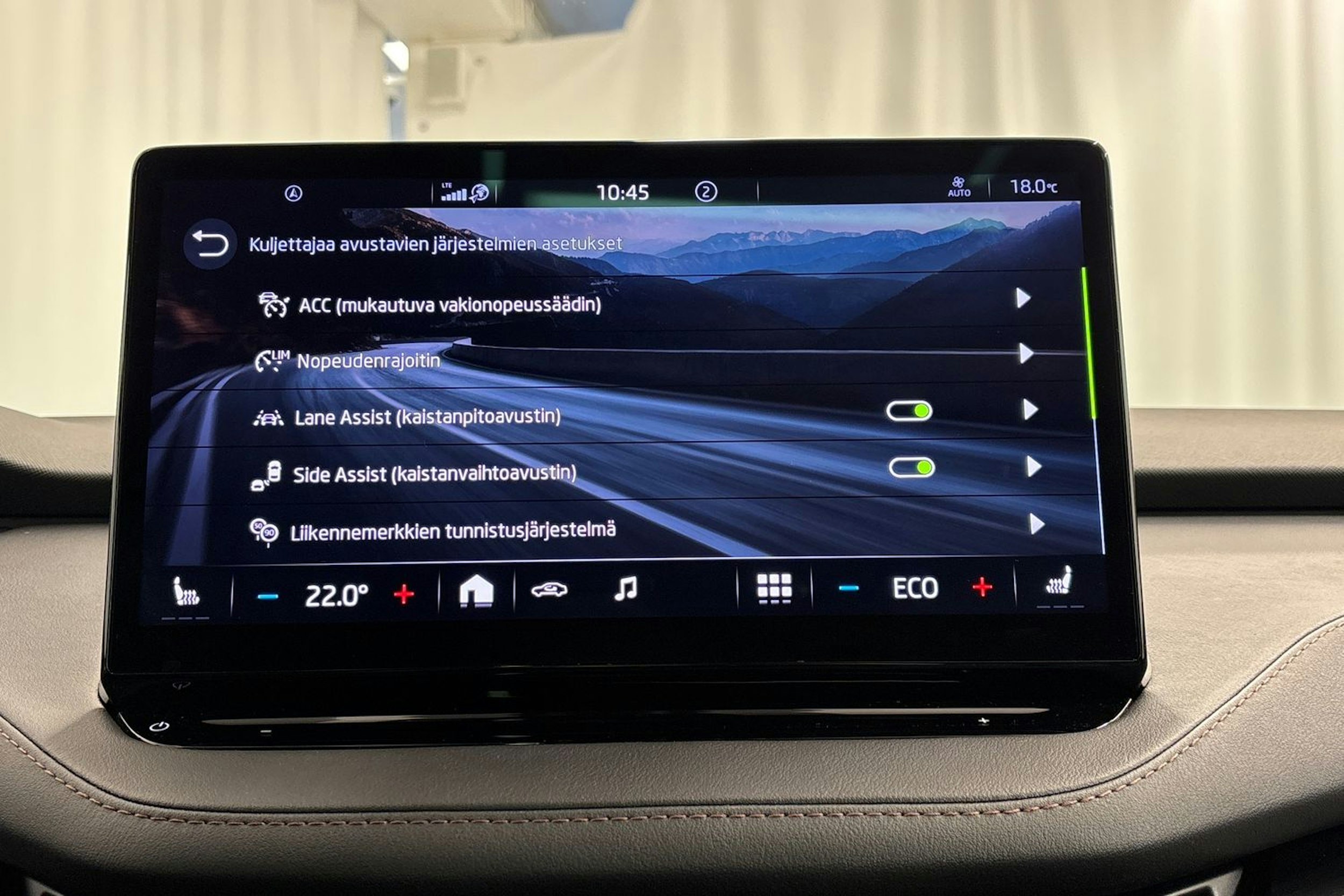 musta Skoda Enyaq 2022 kuva 21.