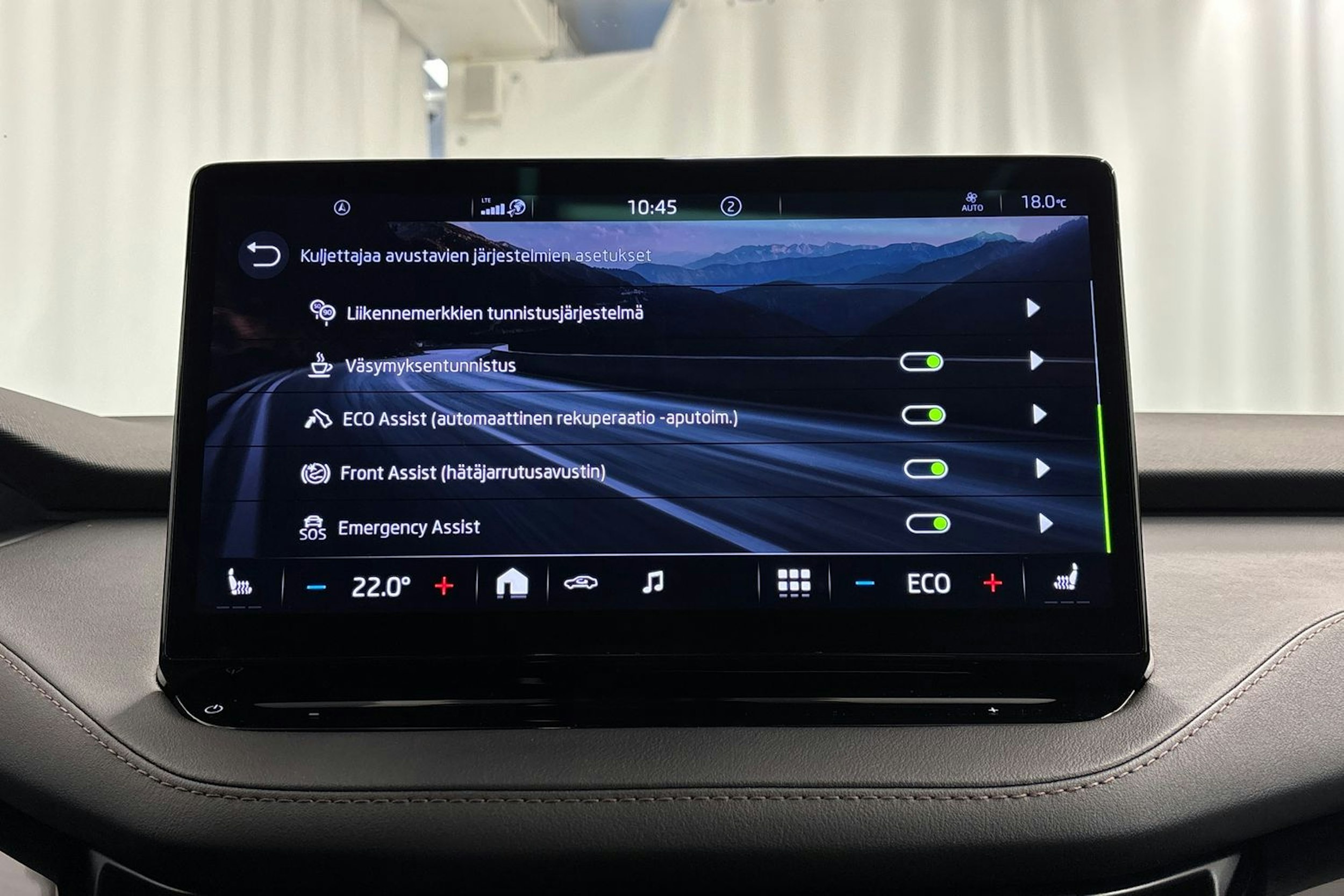 musta Skoda Enyaq 2022 kuva 22.