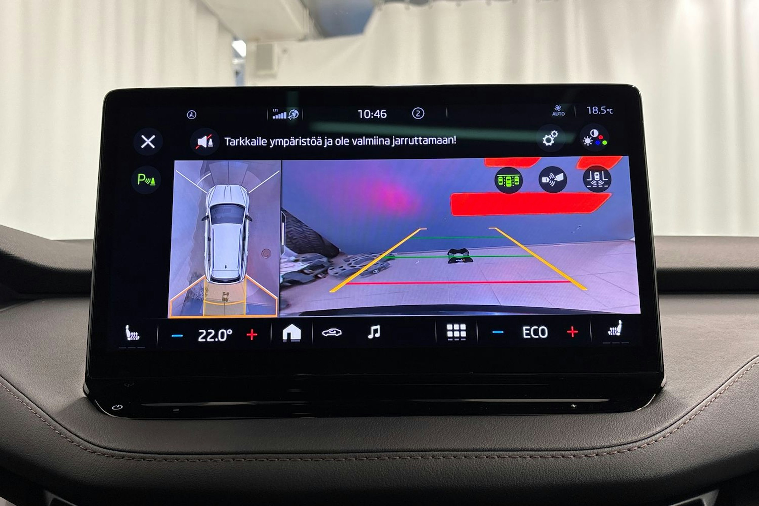 musta Skoda Enyaq 2022 kuva 25.