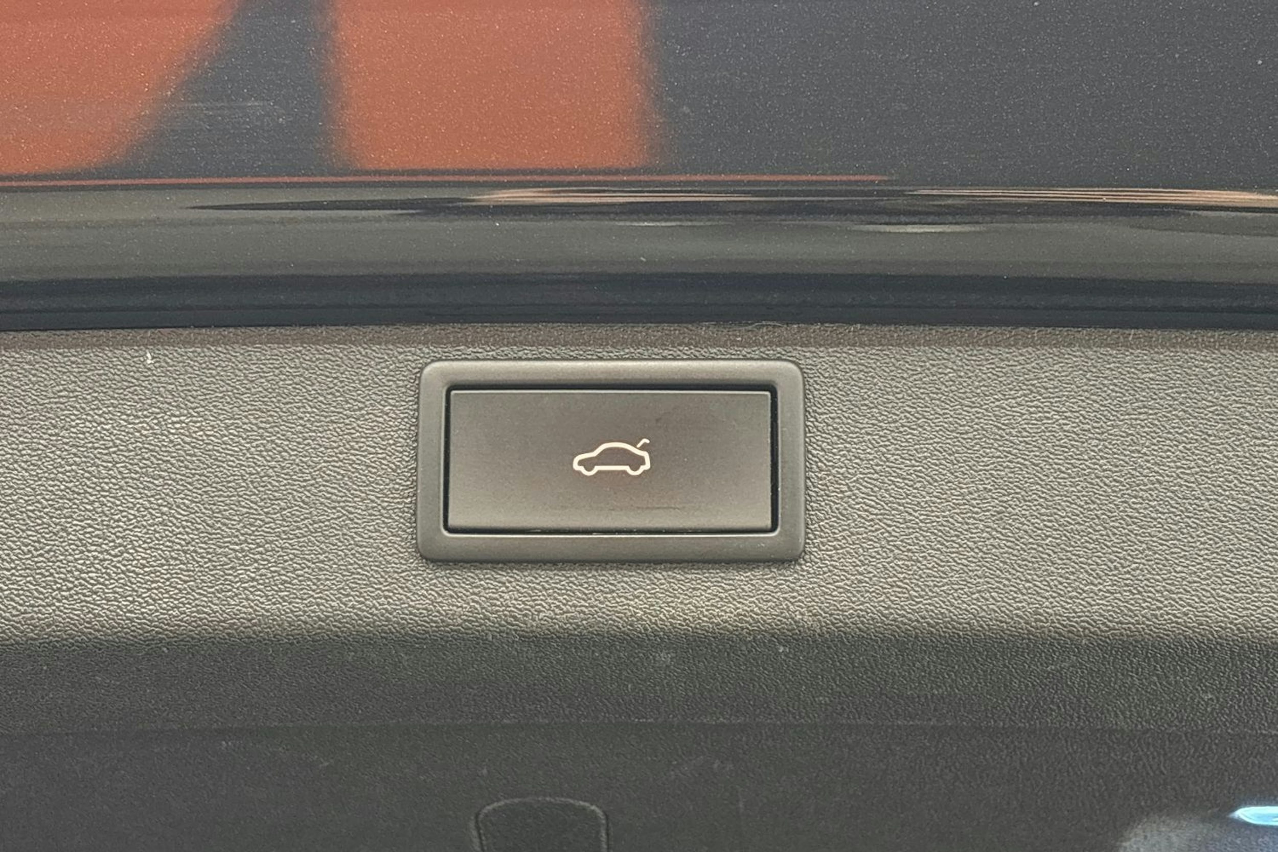 musta Skoda Enyaq 2022 kuva 28.