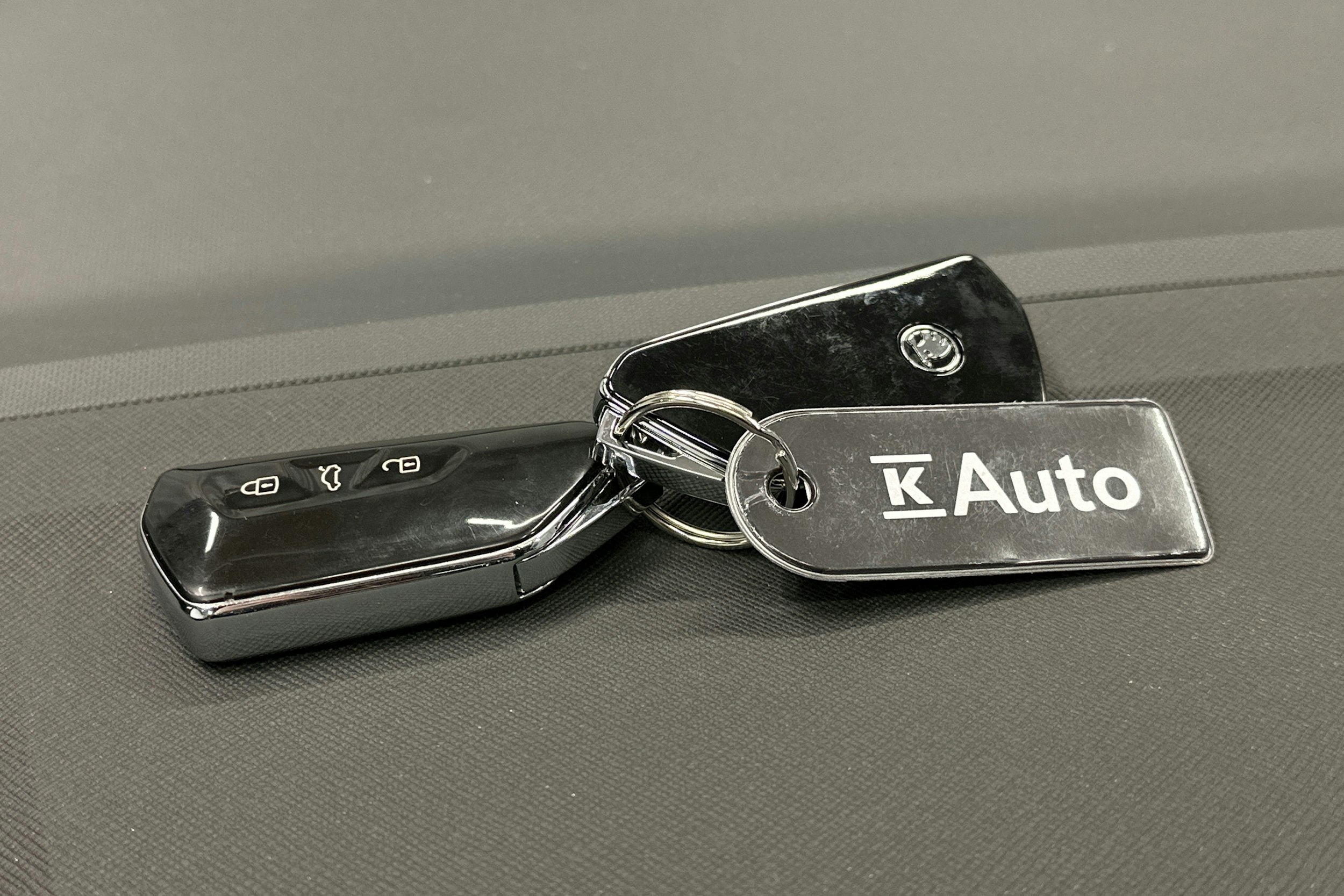 musta Skoda Enyaq 2022 kuva 36.