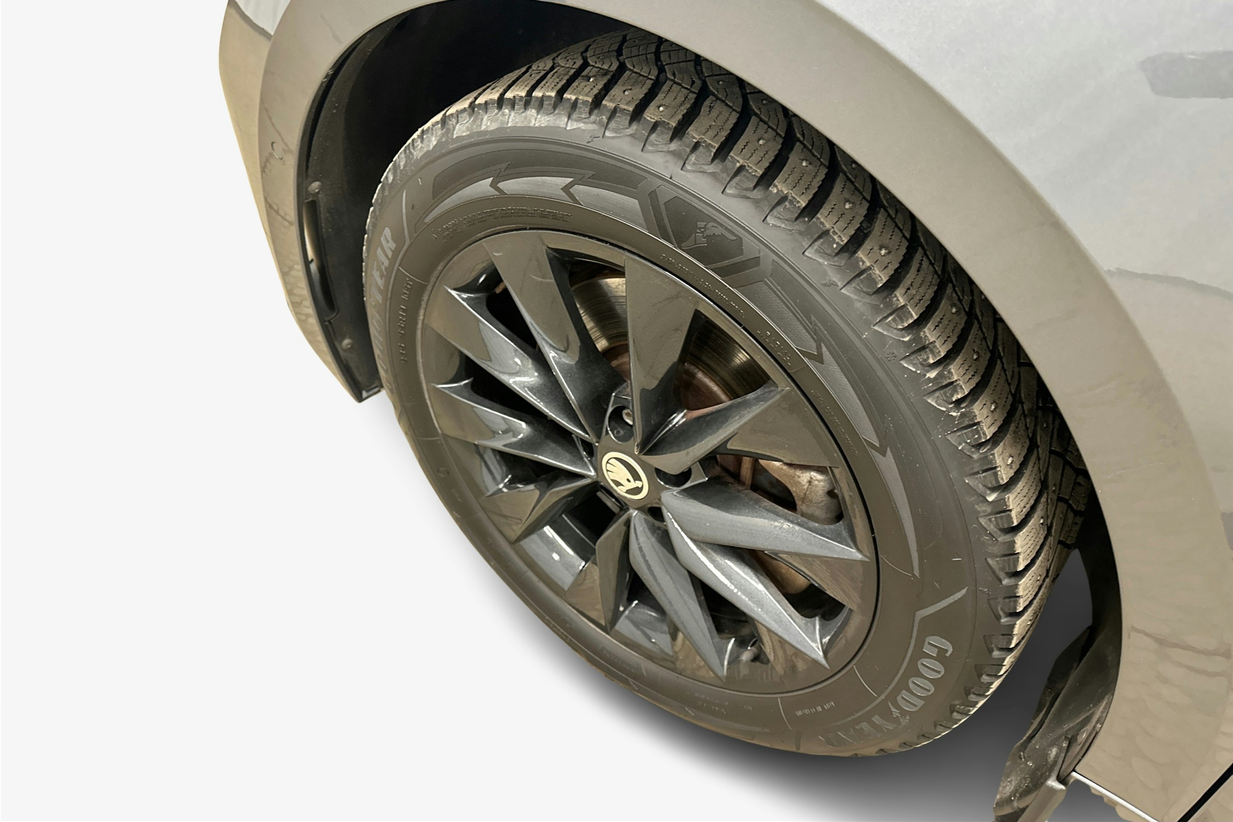 harmaa Skoda Enyaq 2022 kuva 11.