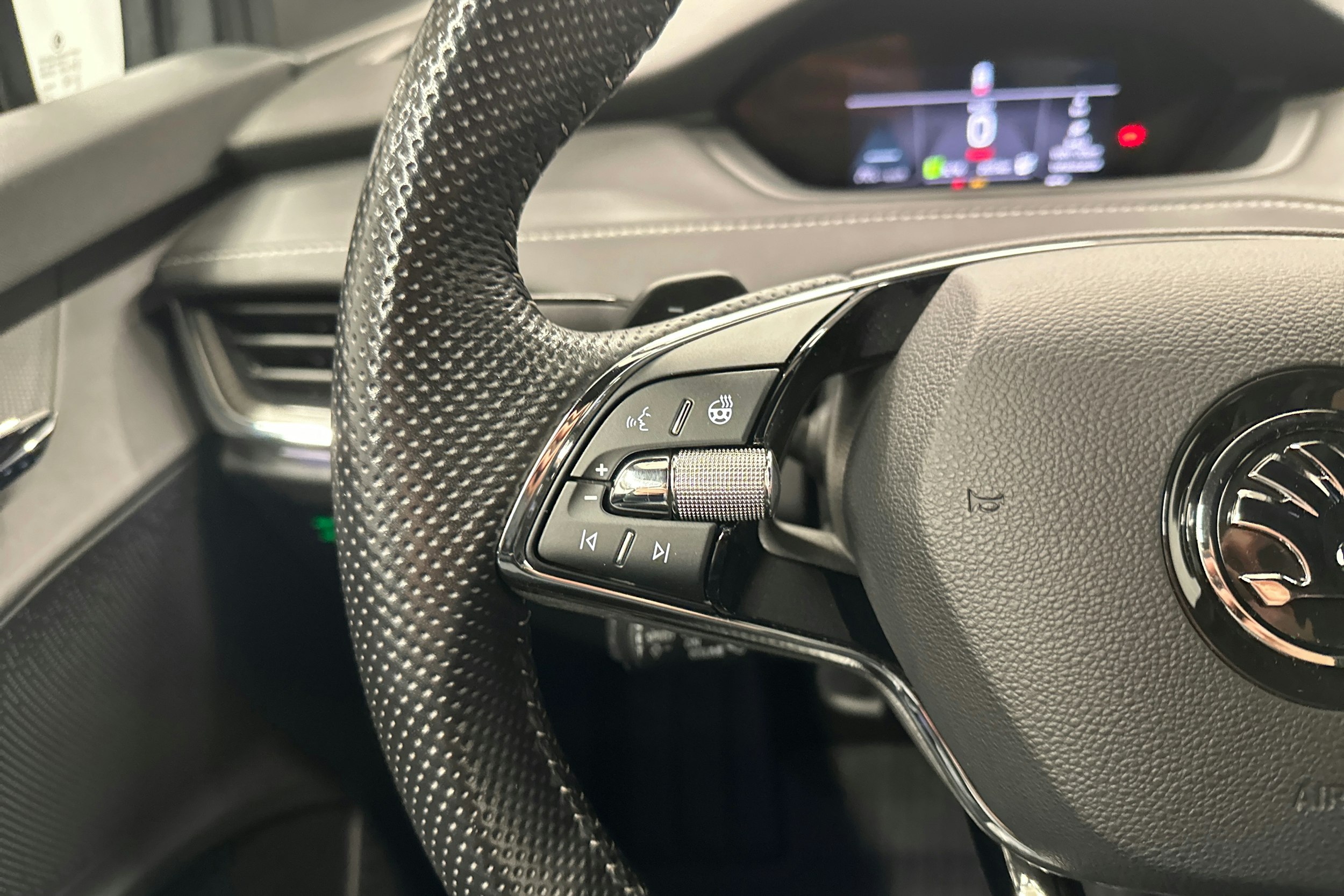 harmaa Skoda Enyaq 2022 kuva 14.