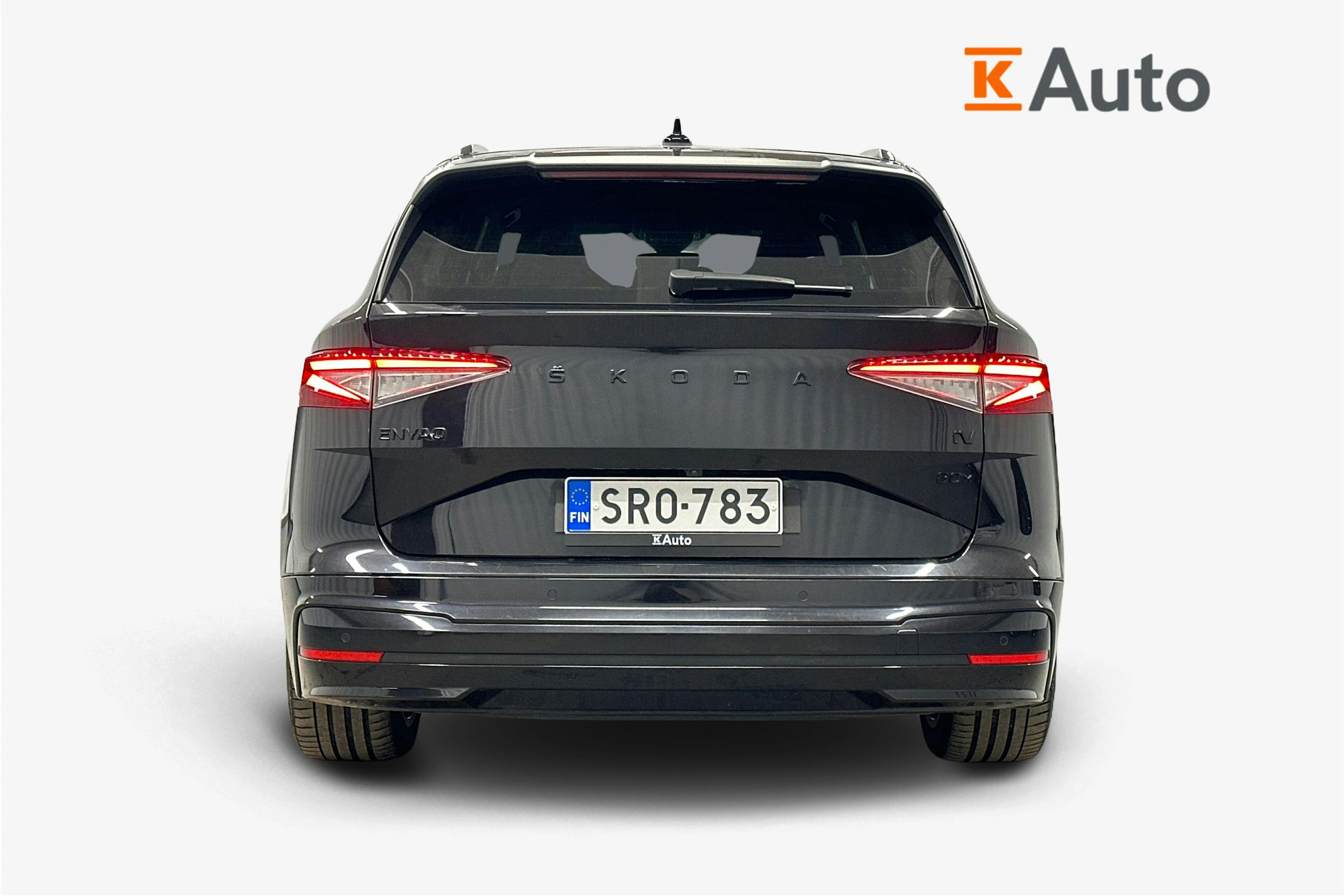 musta Skoda Enyaq 2022 kuva 3.