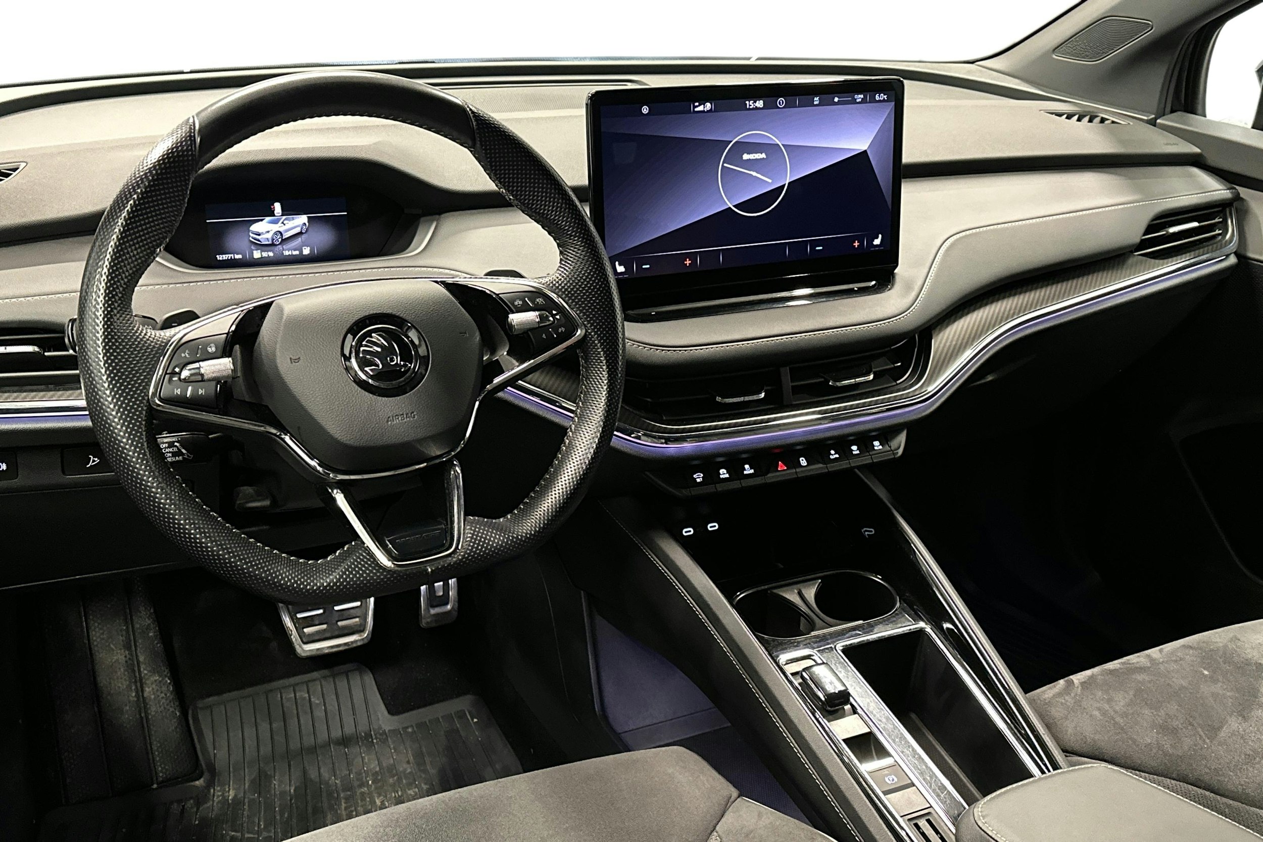 musta Skoda Enyaq 2022 kuva 7.