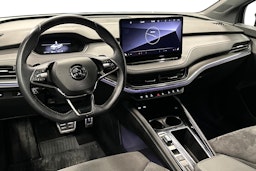 musta Skoda Enyaq 2022 kuva 7.