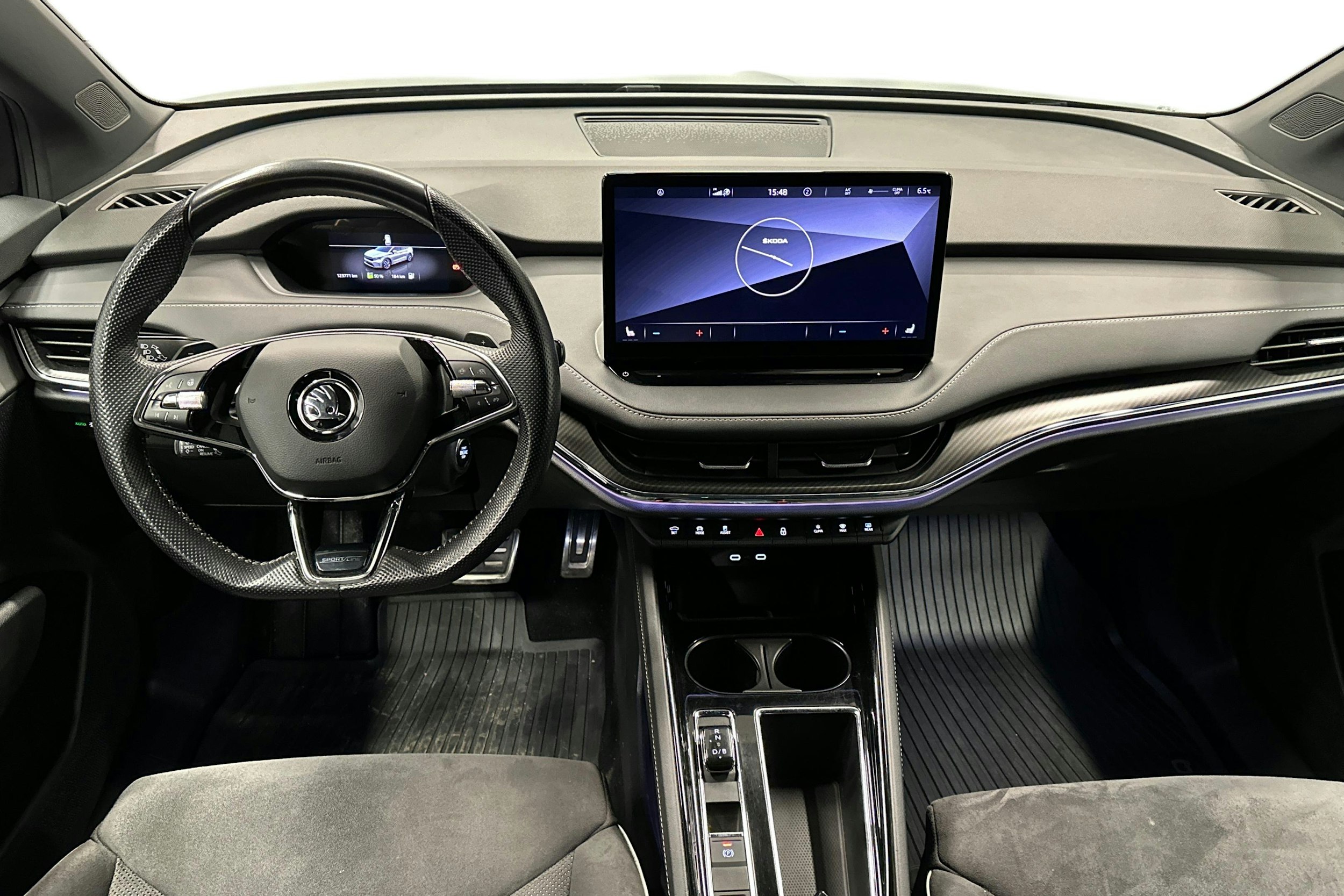 musta Skoda Enyaq 2022 kuva 9.