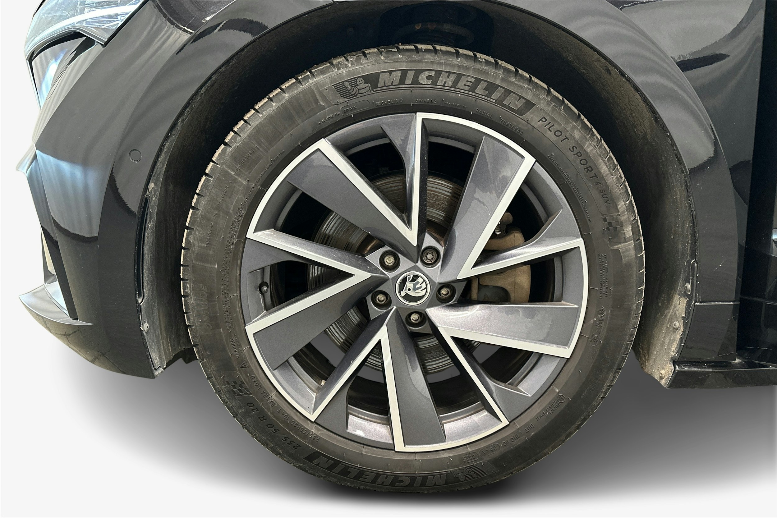 musta Skoda Enyaq 2022 kuva 11.