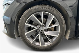 musta Skoda Enyaq 2022 kuva 11.