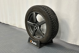 musta Skoda Enyaq 2022 kuva 13.