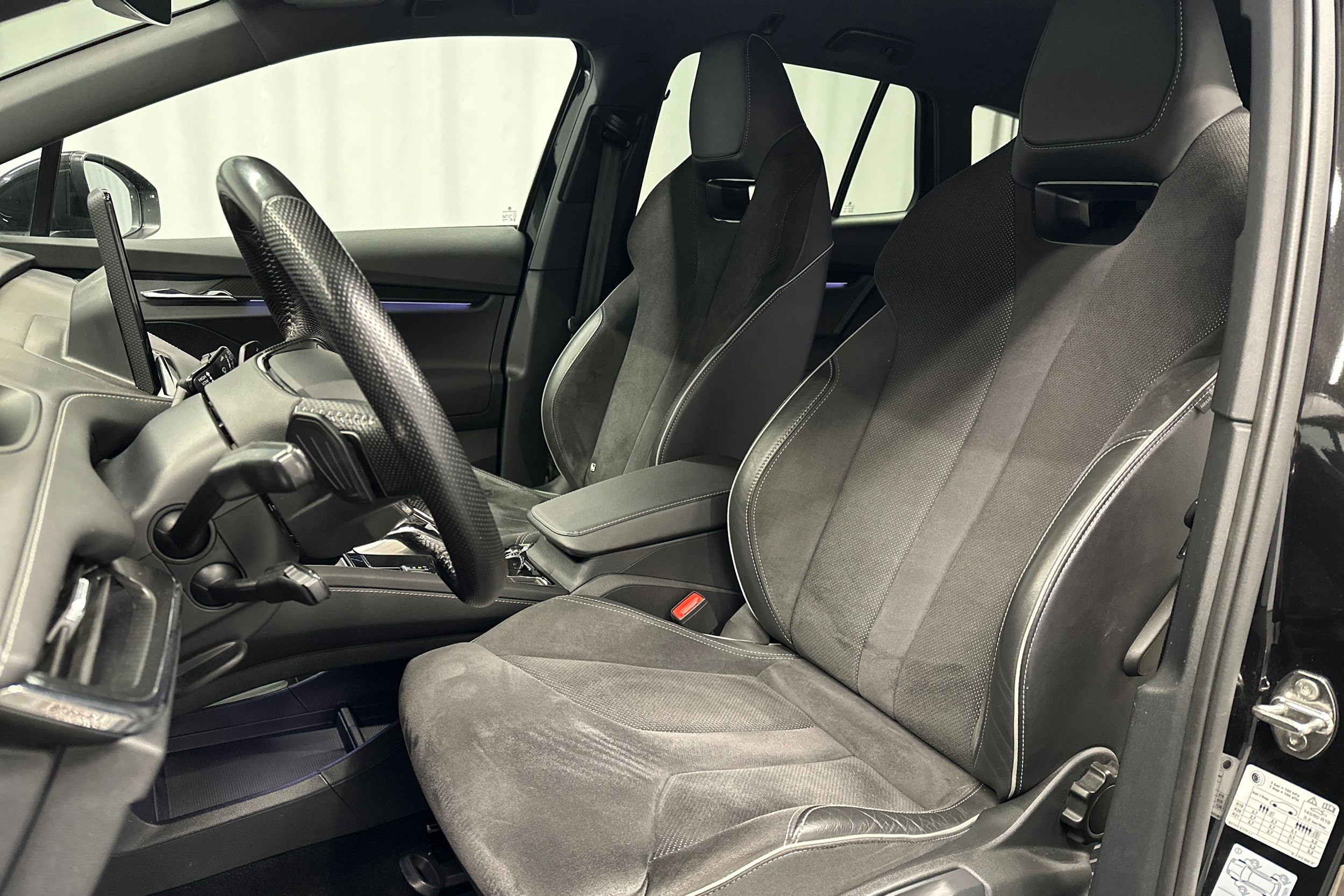 musta Skoda Enyaq 2022 kuva 14.