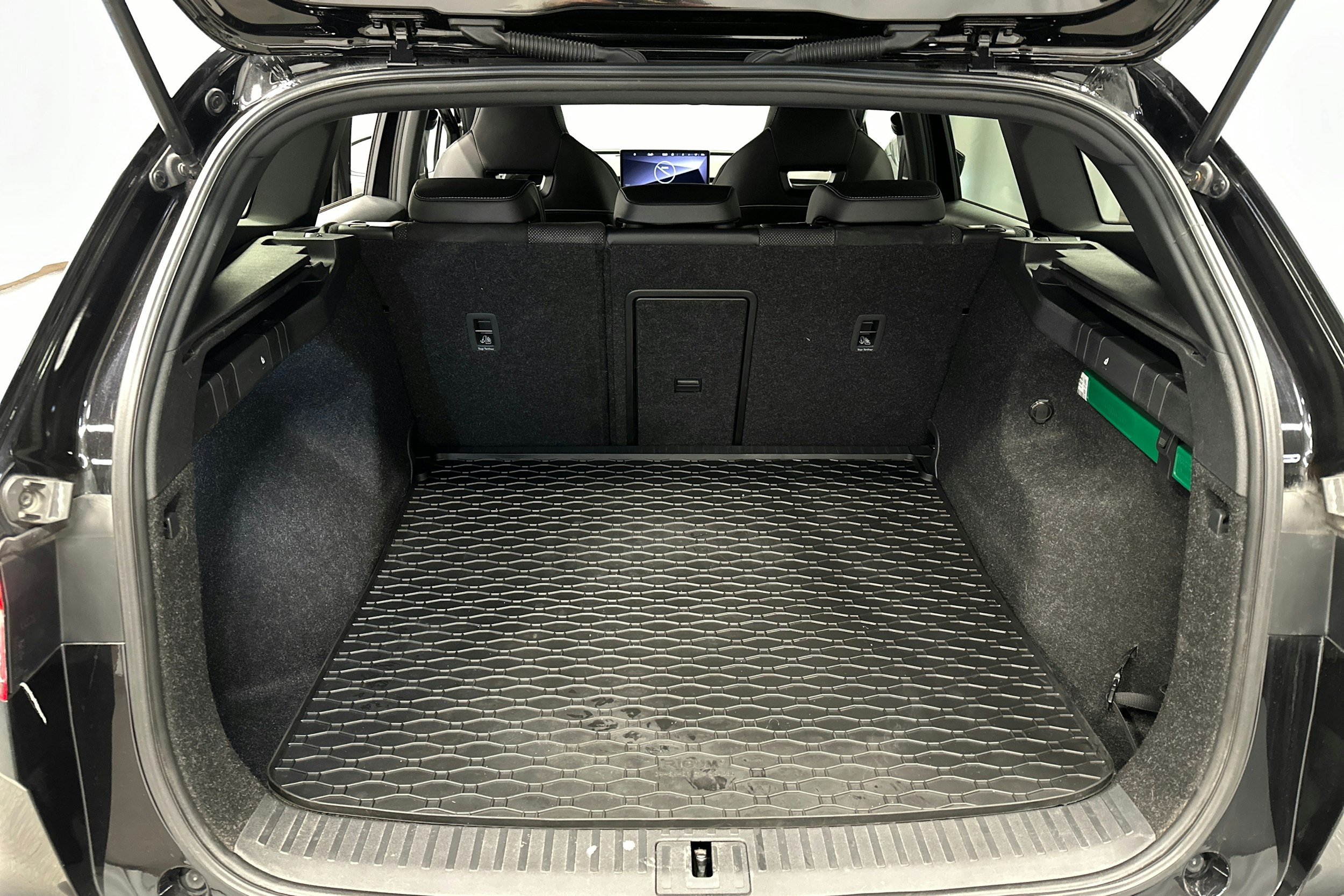 musta Skoda Enyaq 2022 kuva 15.