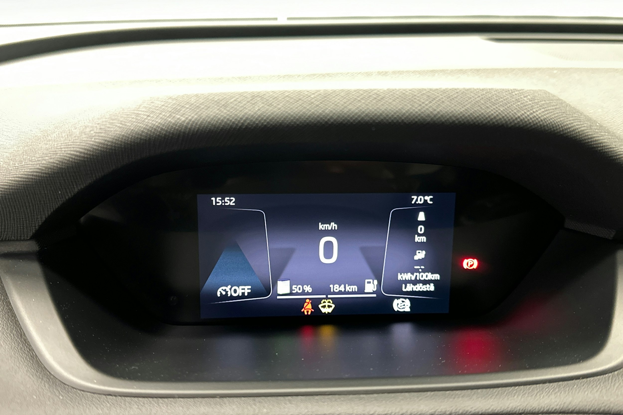 musta Skoda Enyaq 2022 kuva 16.