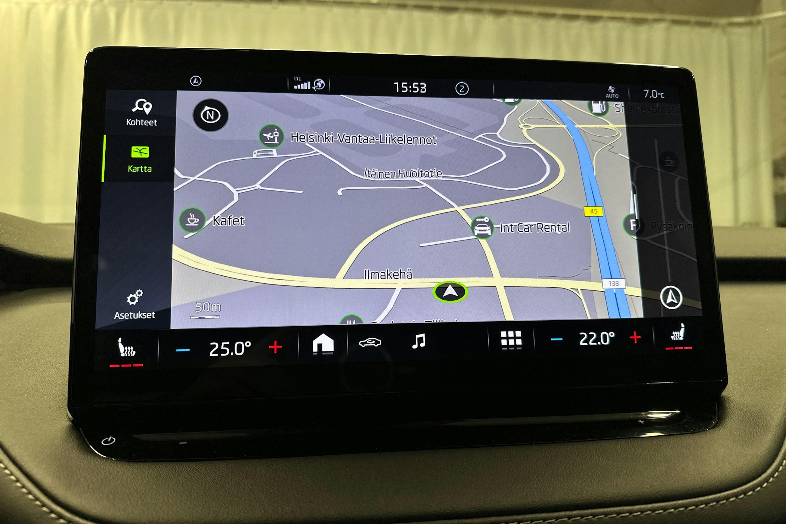 musta Skoda Enyaq 2022 kuva 17.